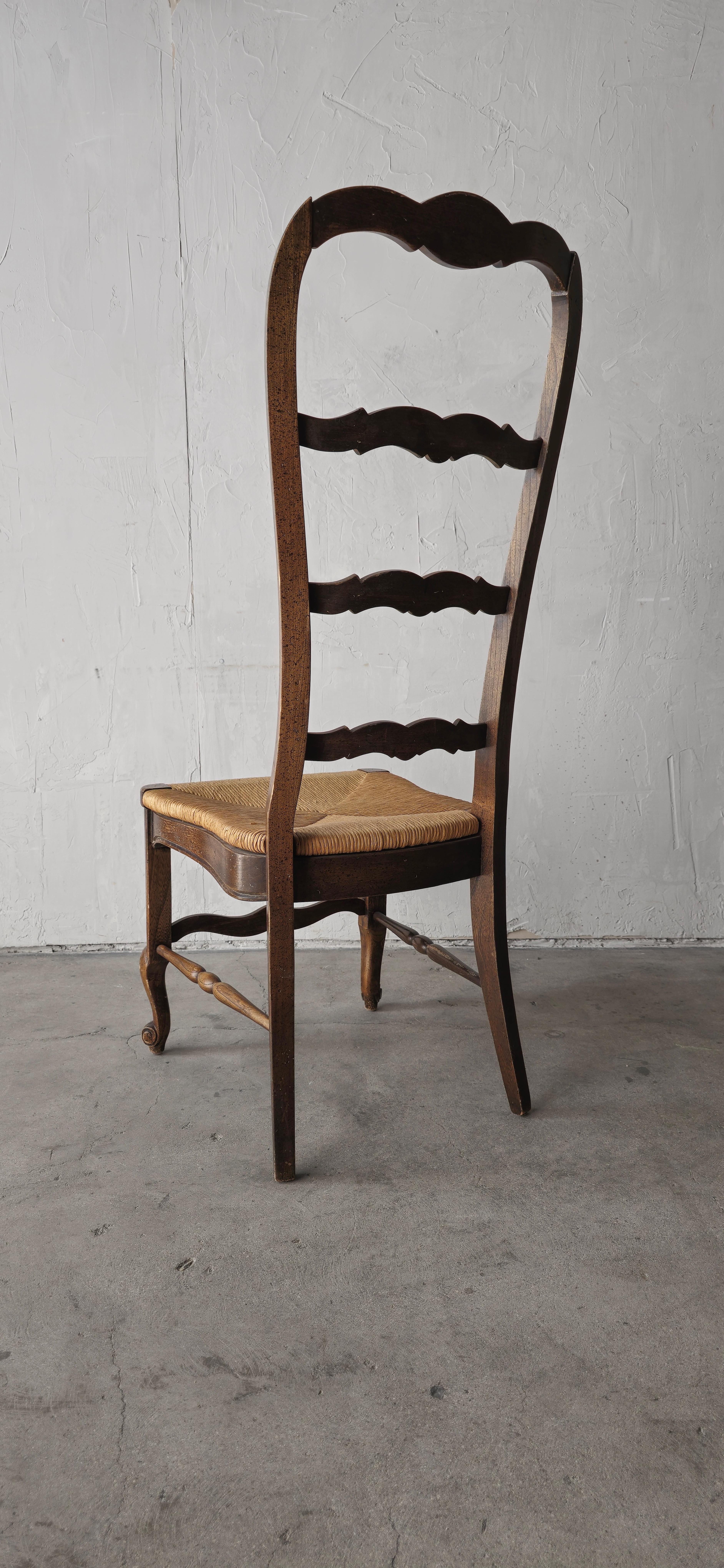 Sedie da pranzo in stile francese vintage con sedile in giunco - Set di 8 sedie in vendita 3