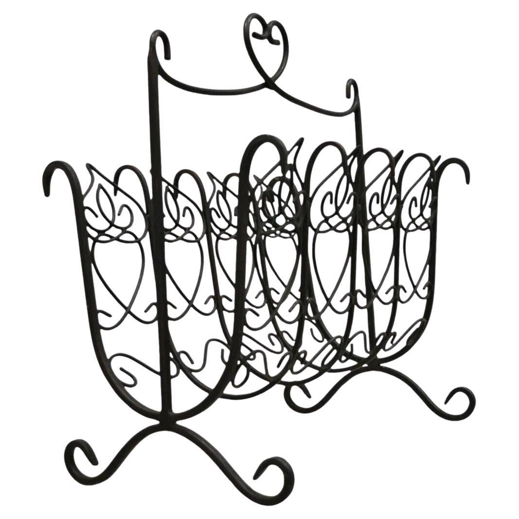 Porte-revues vintage en fer forgé à volutes de style français avec coeur