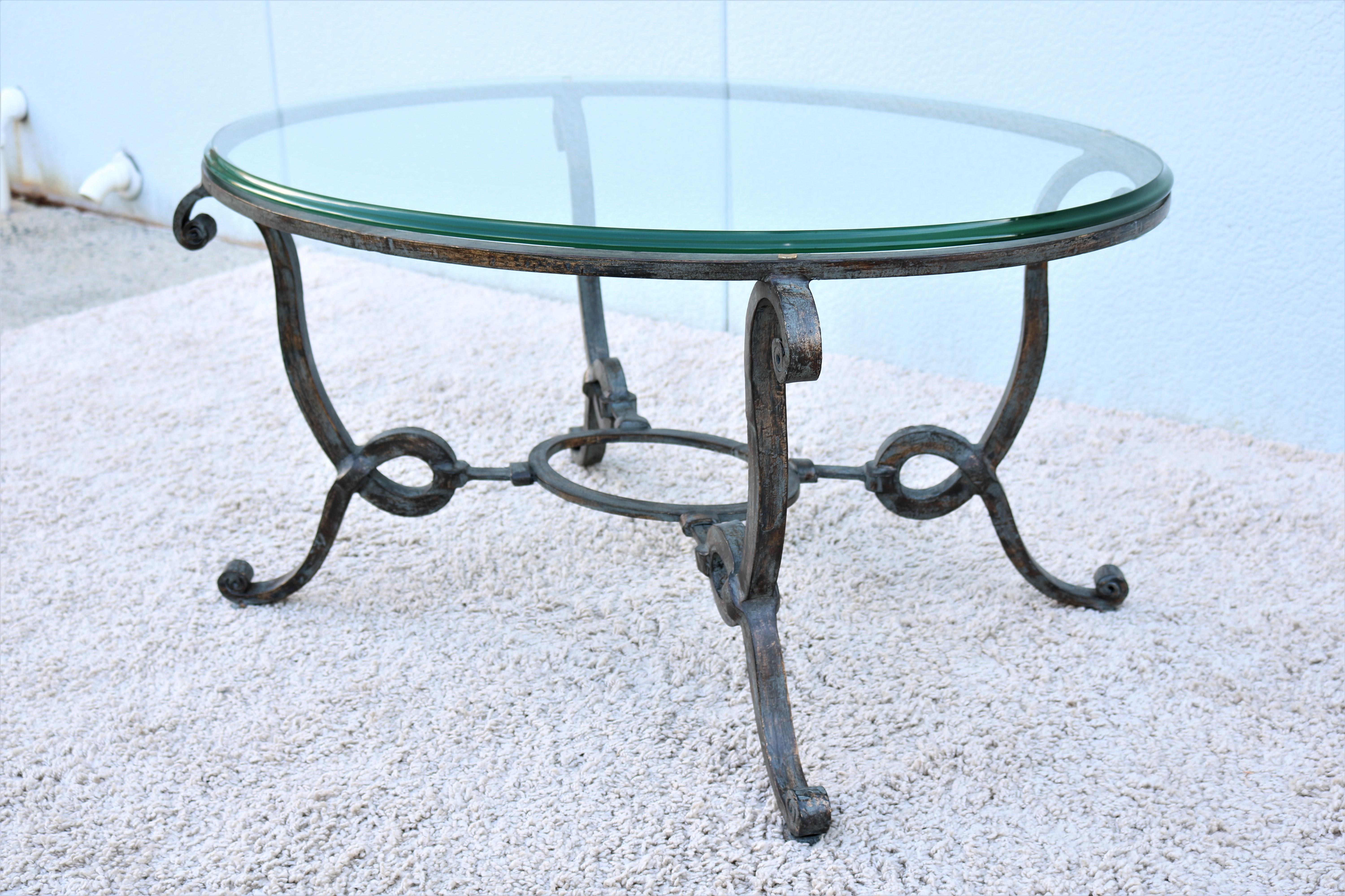 Table basse ovale de style français vintage en fer forgé et verre Excellent état - En vente à Secaucus, NJ