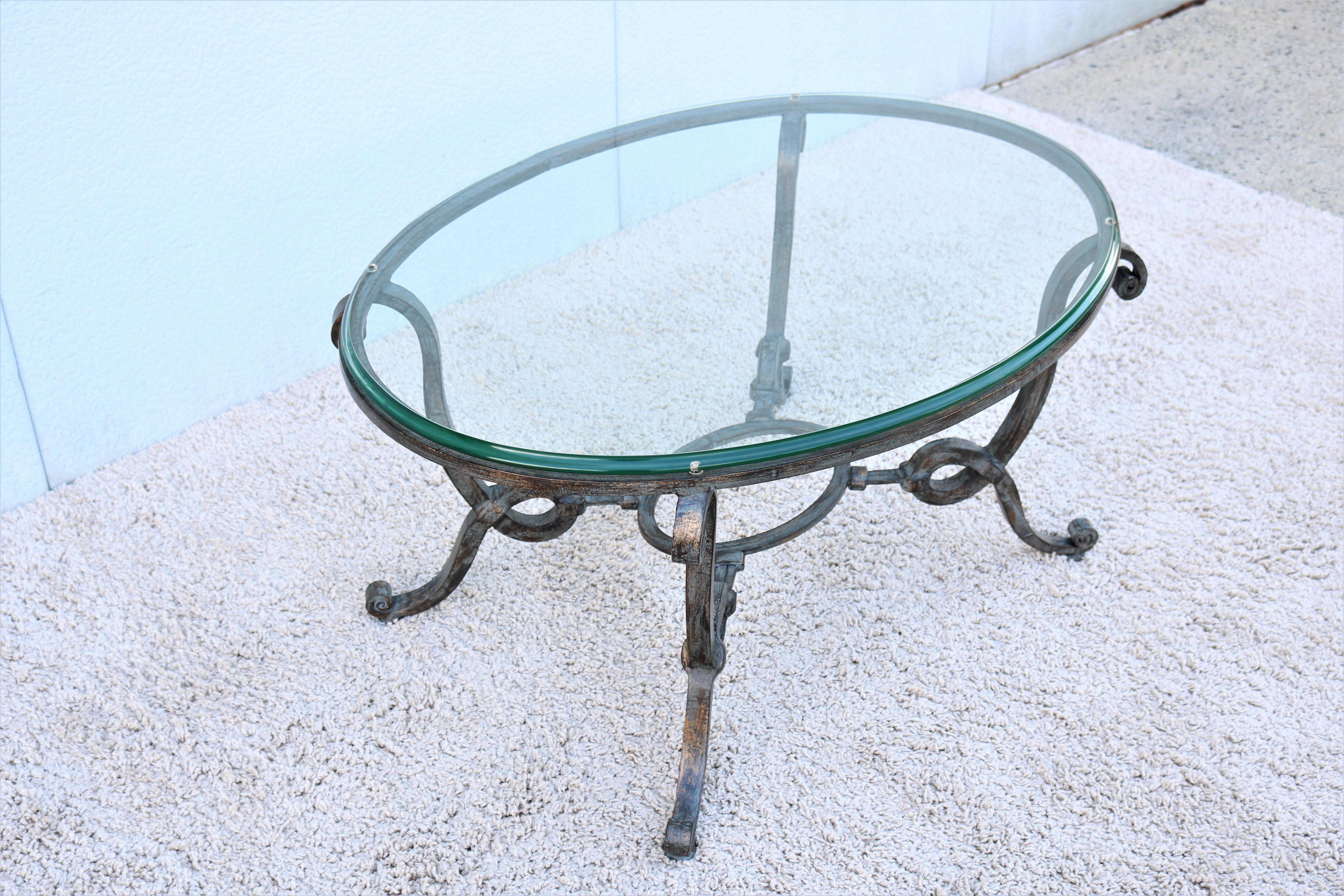 20ième siècle Table basse ovale de style français vintage en fer forgé et verre en vente