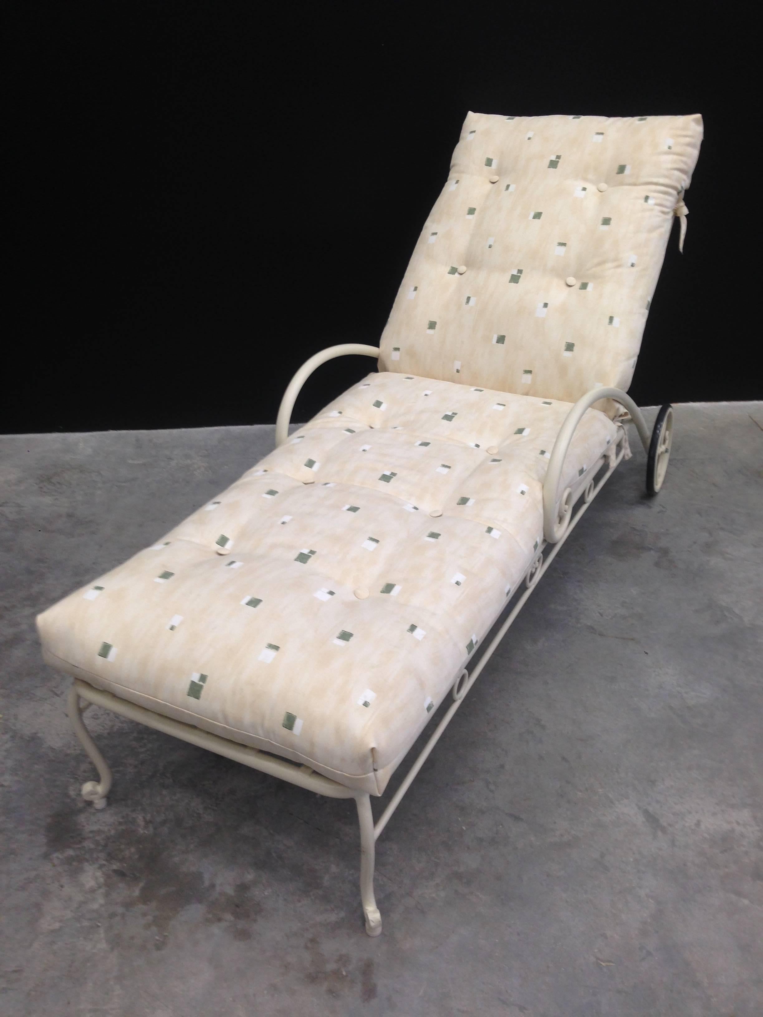 French Provincial Vintage French Style Wrought Iron Chaise Longue with Cushion For Sale