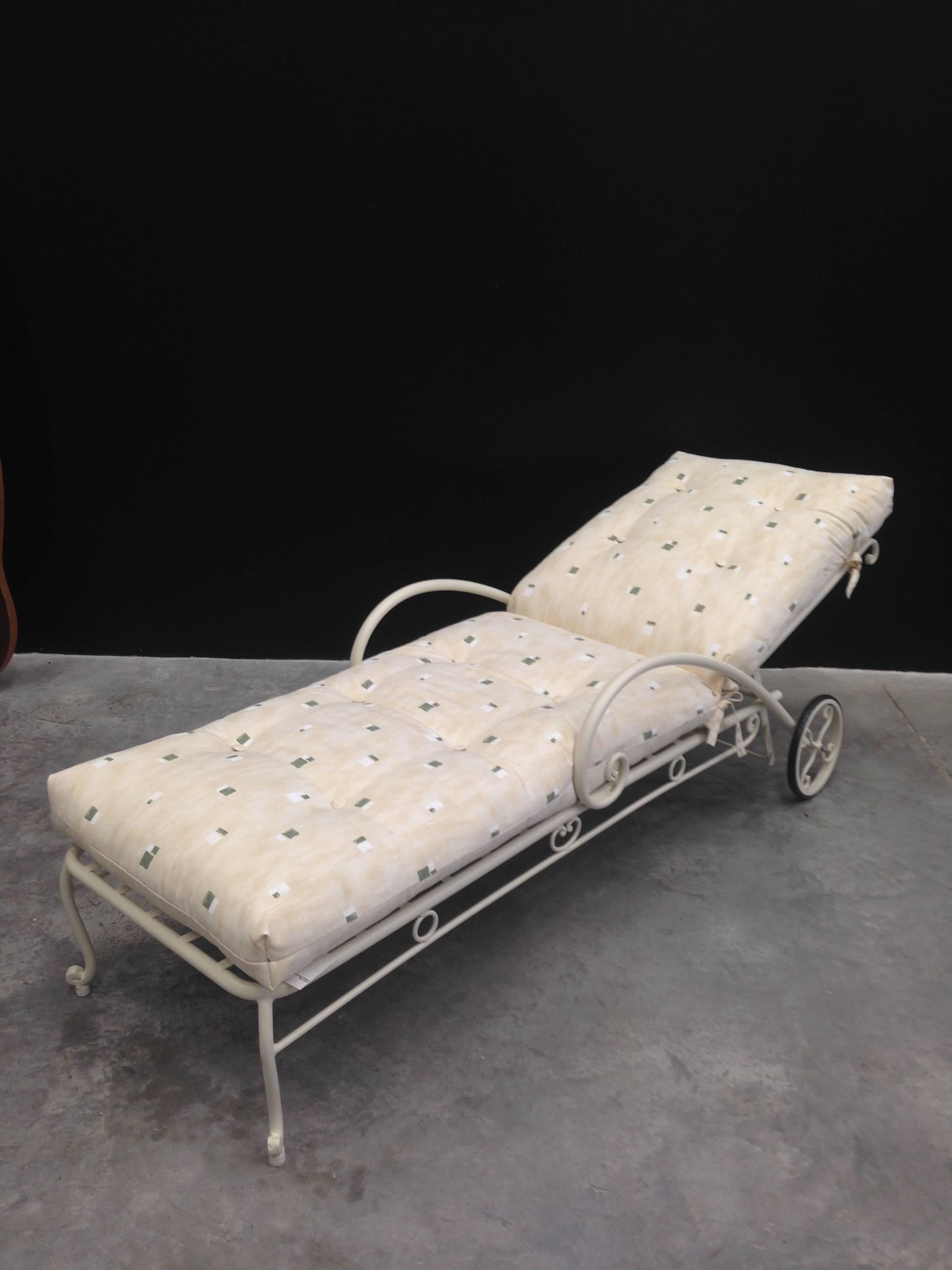 Spanish Vintage French Style Wrought Iron Chaise Longue with Cushion For Sale