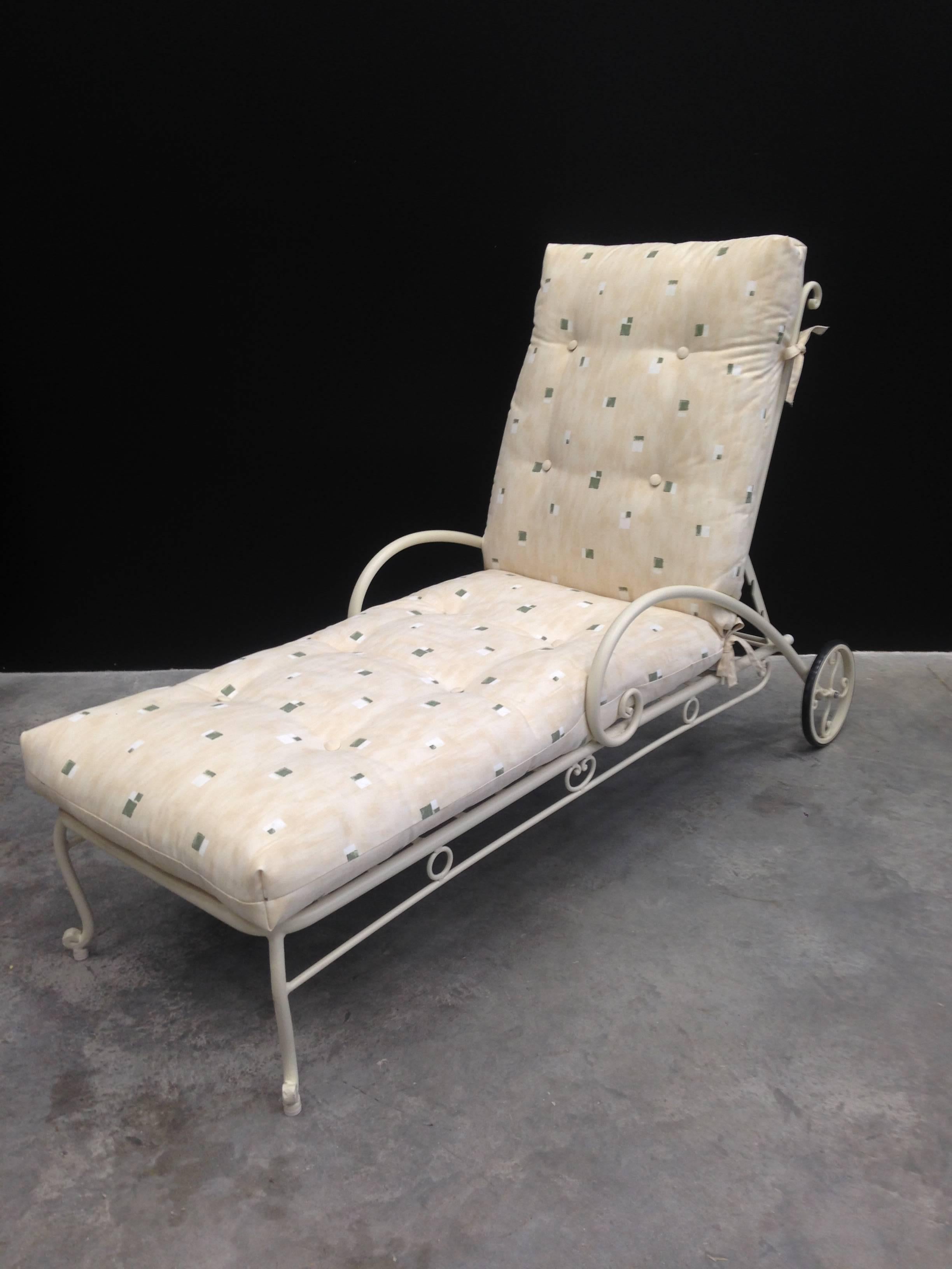 Chaise longue vintage de hierro forjado de estilo francés con cojín en venta 2