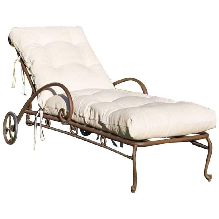 Chaise longue en fer forgé de style français vintage avec coussin En vente  sur 1stDibs