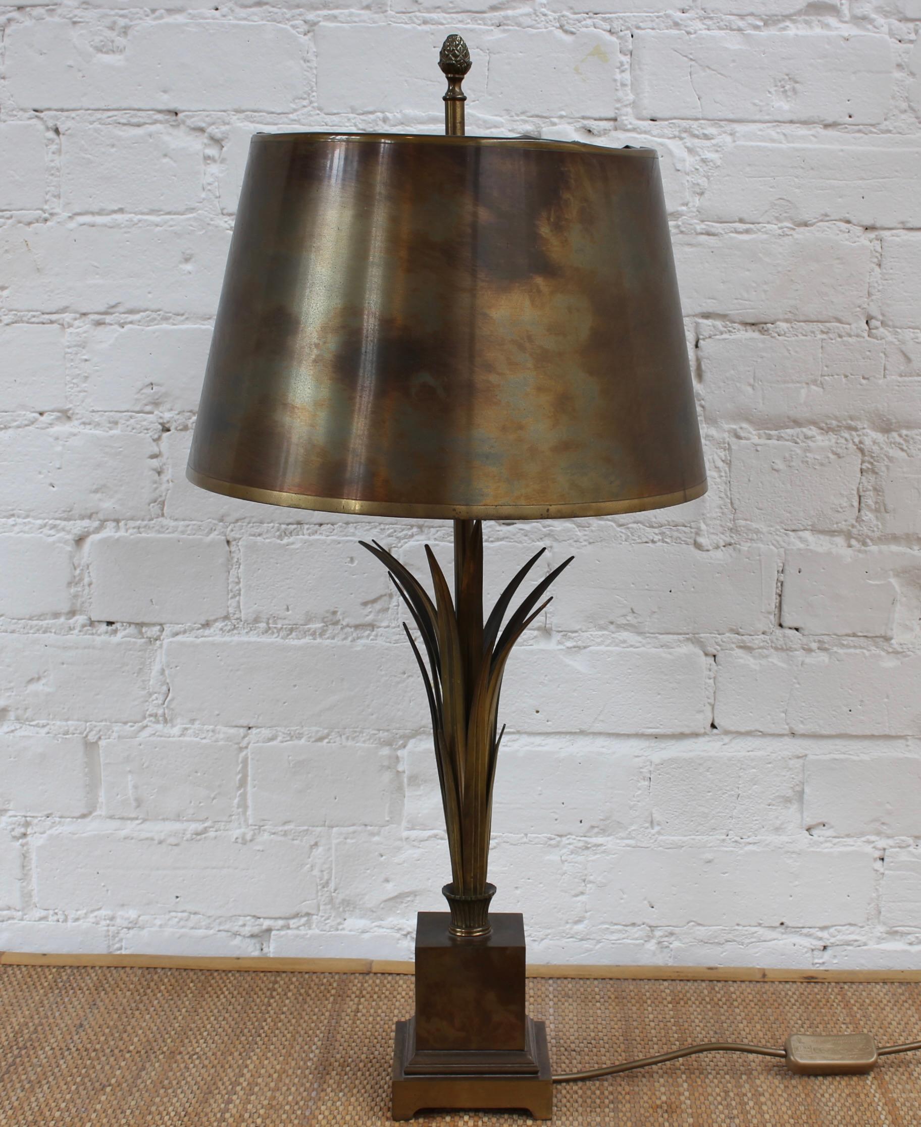 Lampe de table française inspirée de la nature, attribuée à la Maison Charles (vers les années 1970). Sculptée en bronze et en laiton, cette superbe pièce est à la fois un choix d'éclairage pratique et une œuvre d'art pour votre maison. Nous avons