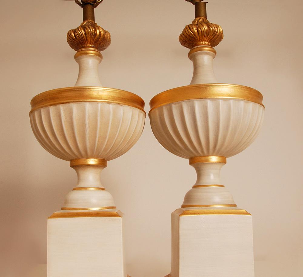 Lampade da tavolo francesi vintage in ceramica bianca e oro anni '70 Lampade a vaso Neoclassiche in vendita 3