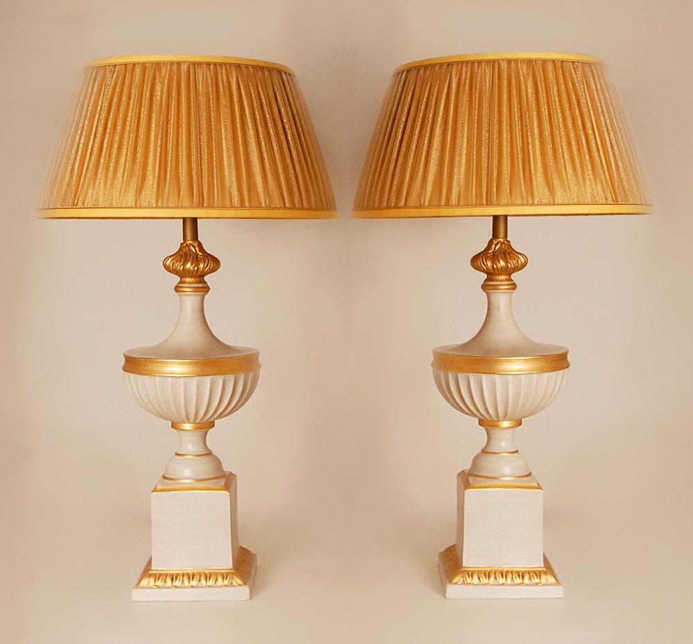 Mid-Century moderno Lampade da tavolo francesi vintage in ceramica bianca e oro anni '70 Lampade a vaso Neoclassiche in vendita