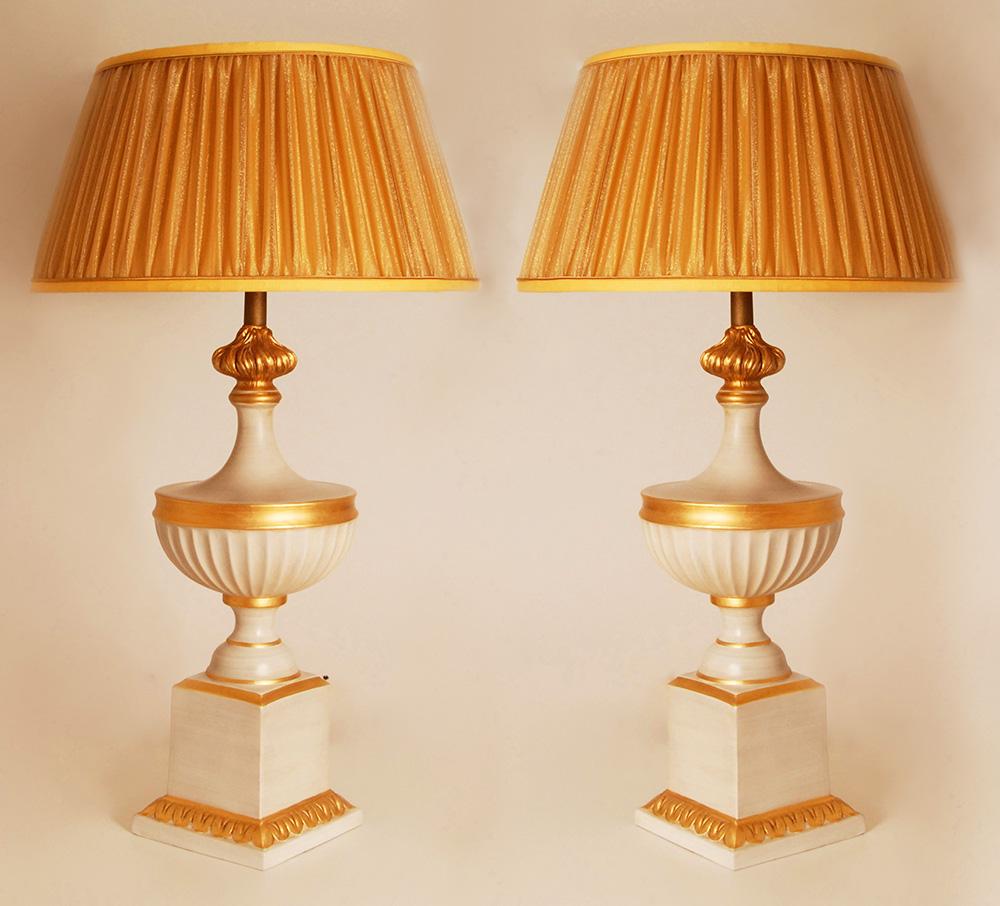 Francese Lampade da tavolo francesi vintage in ceramica bianca e oro anni '70 Lampade a vaso Neoclassiche in vendita