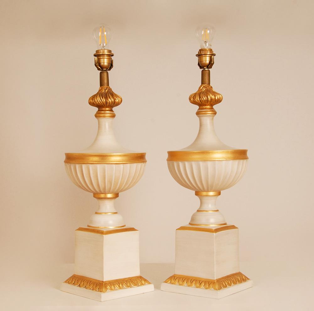 Lampade da tavolo francesi vintage in ceramica bianca e oro anni '70 Lampade a vaso Neoclassiche In condizioni buone in vendita a Wommelgem, VAN