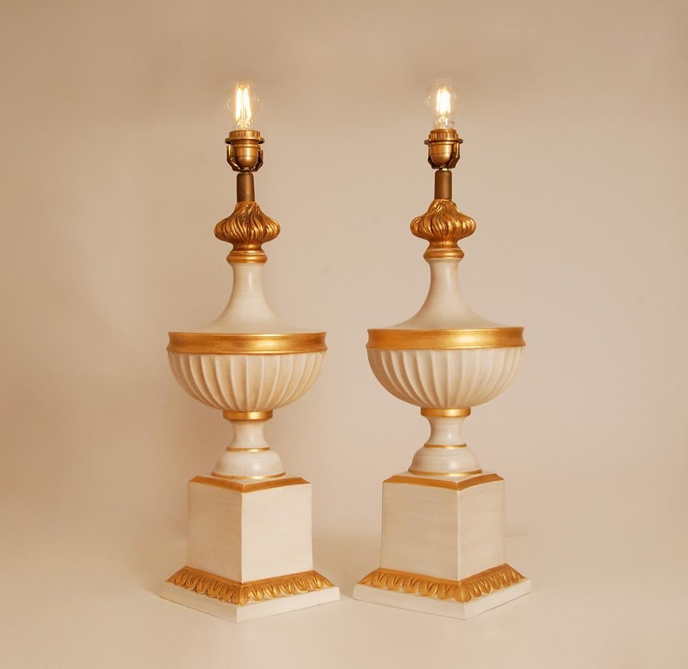 XX secolo Lampade da tavolo francesi vintage in ceramica bianca e oro anni '70 Lampade a vaso Neoclassiche in vendita