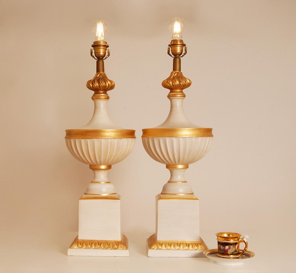 Ceramica Lampade da tavolo francesi vintage in ceramica bianca e oro anni '70 Lampade a vaso Neoclassiche in vendita
