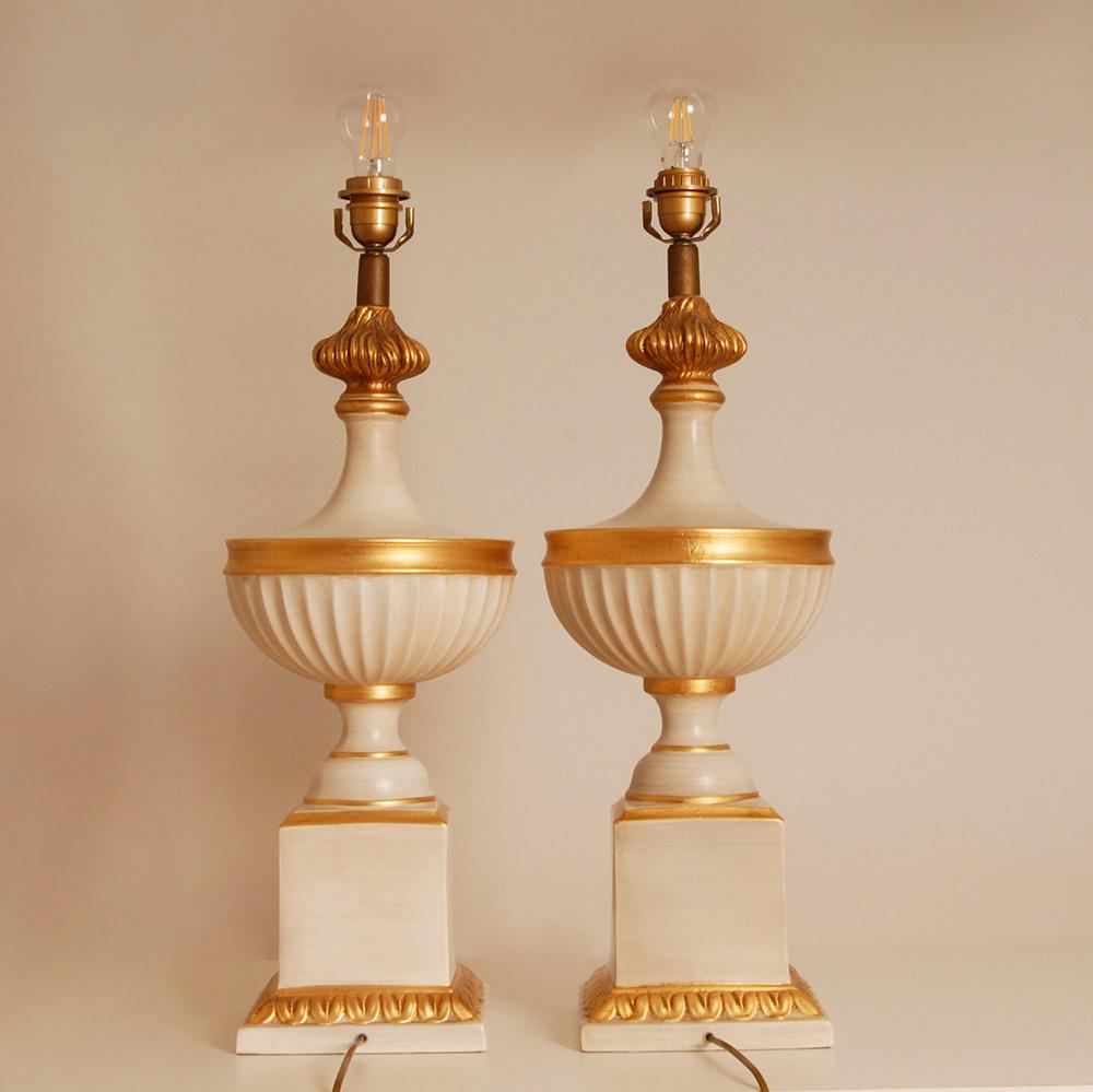 Lampade da tavolo francesi vintage in ceramica bianca e oro anni '70 Lampade a vaso Neoclassiche in vendita 2
