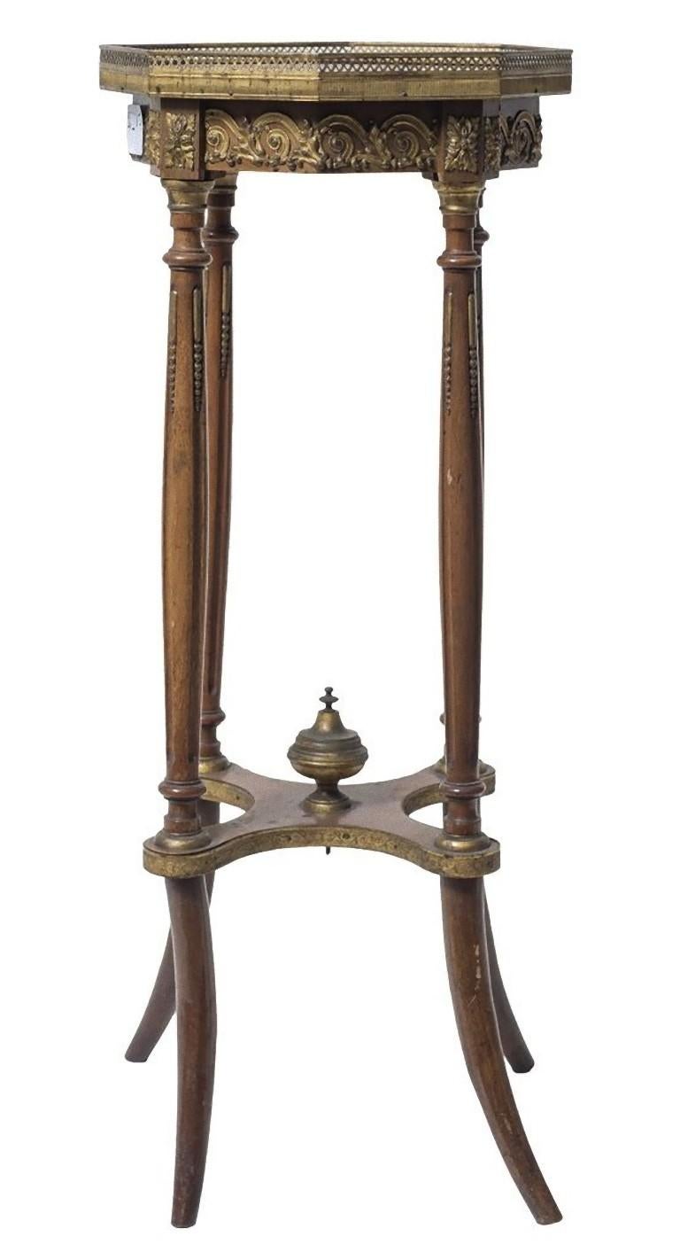 Der französische Vintage-Tisch ist ein originelles Design-Möbelstück aus dem späten 18. Jahrhundert.

Alter französischer achteckiger Tisch. Louis XVI-Stil mit Marmorplatte. Vier Beine in Form von Säulen. Verzierungen und Friese aus vergoldeter