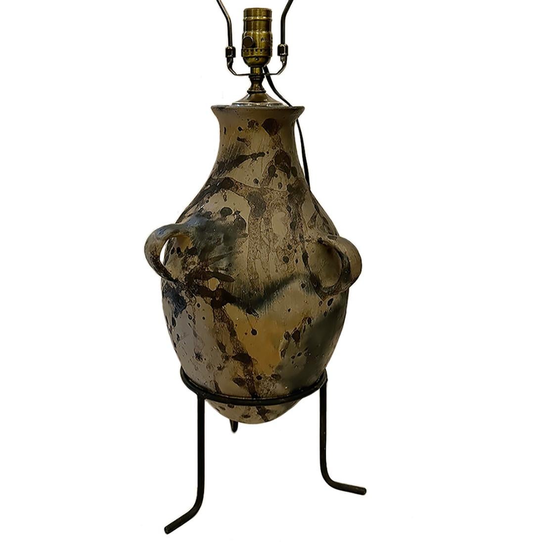 Eine französische Terrakotta-Tischlampe mit Eisensockel aus den 1950er Jahren.

Abmessungen:
Höhe des Körpers: 19,5