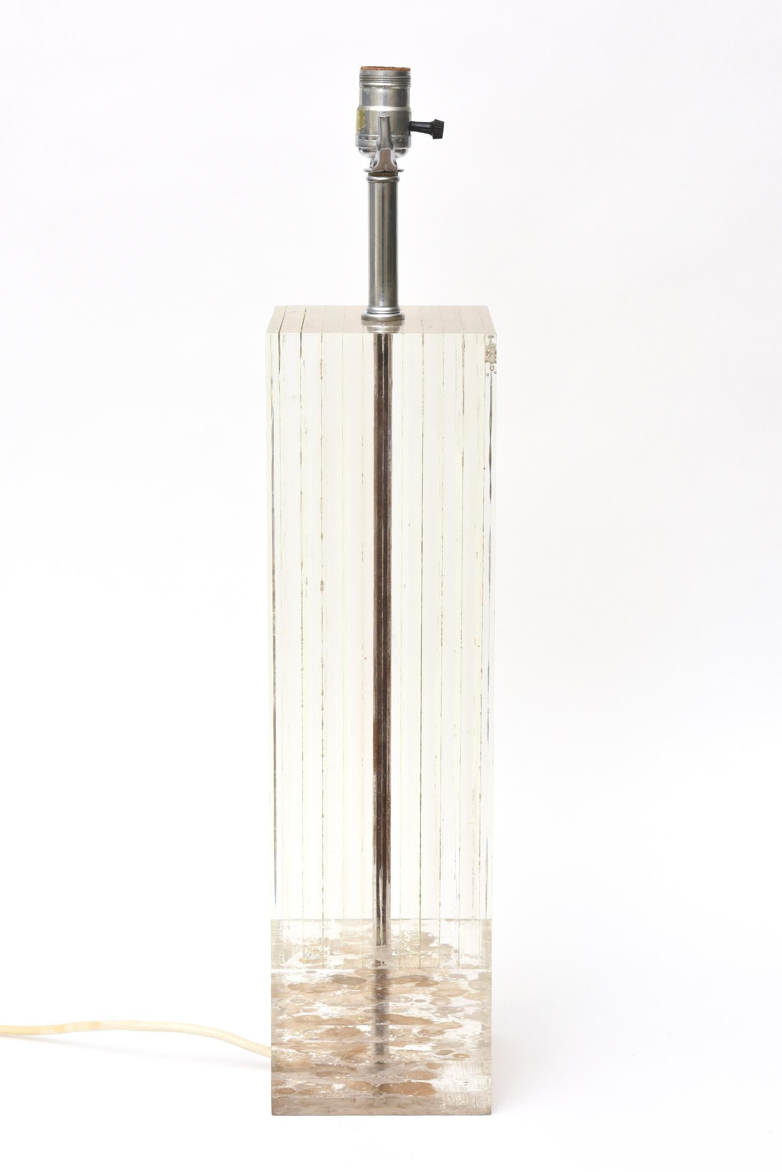 Vintage Romeo Paris Copper and Gold Leaf Embedded Lucite Column Lamp, French In Good Condition For Sale In North Miami, FL