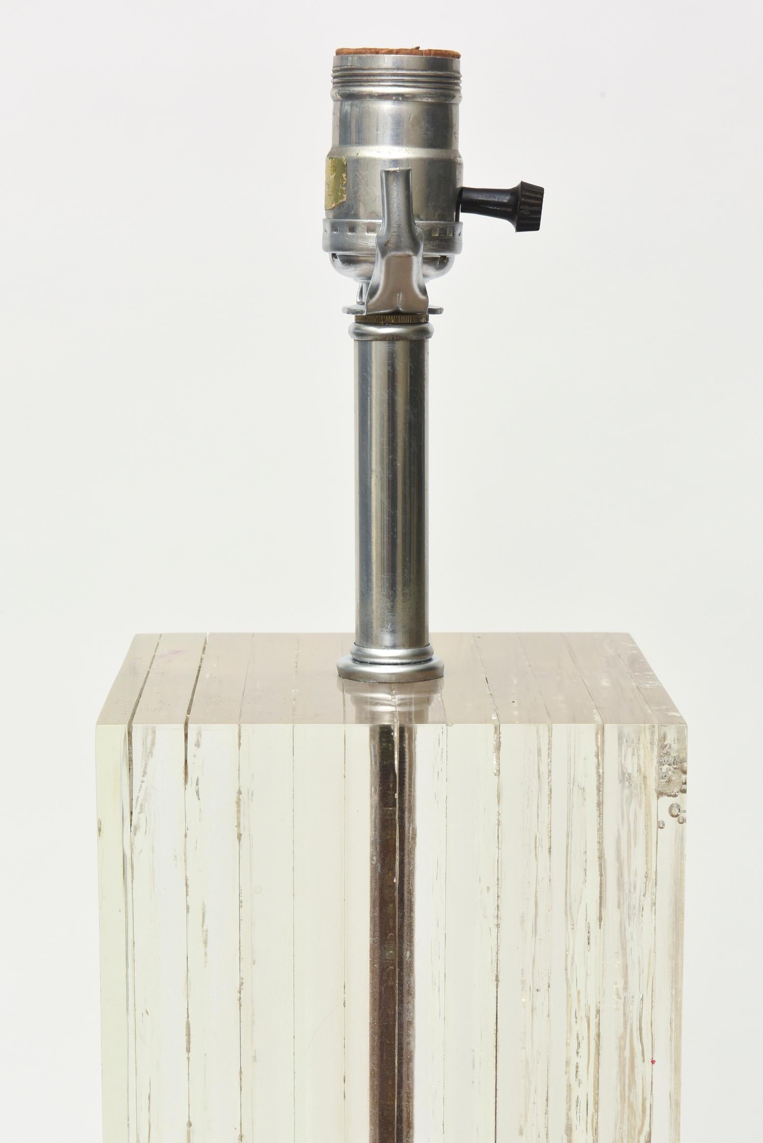 Lámpara de columna vintage Romeo Paris de cobre y lucita incrustada en pan de oro, francesa finales del siglo XX en venta