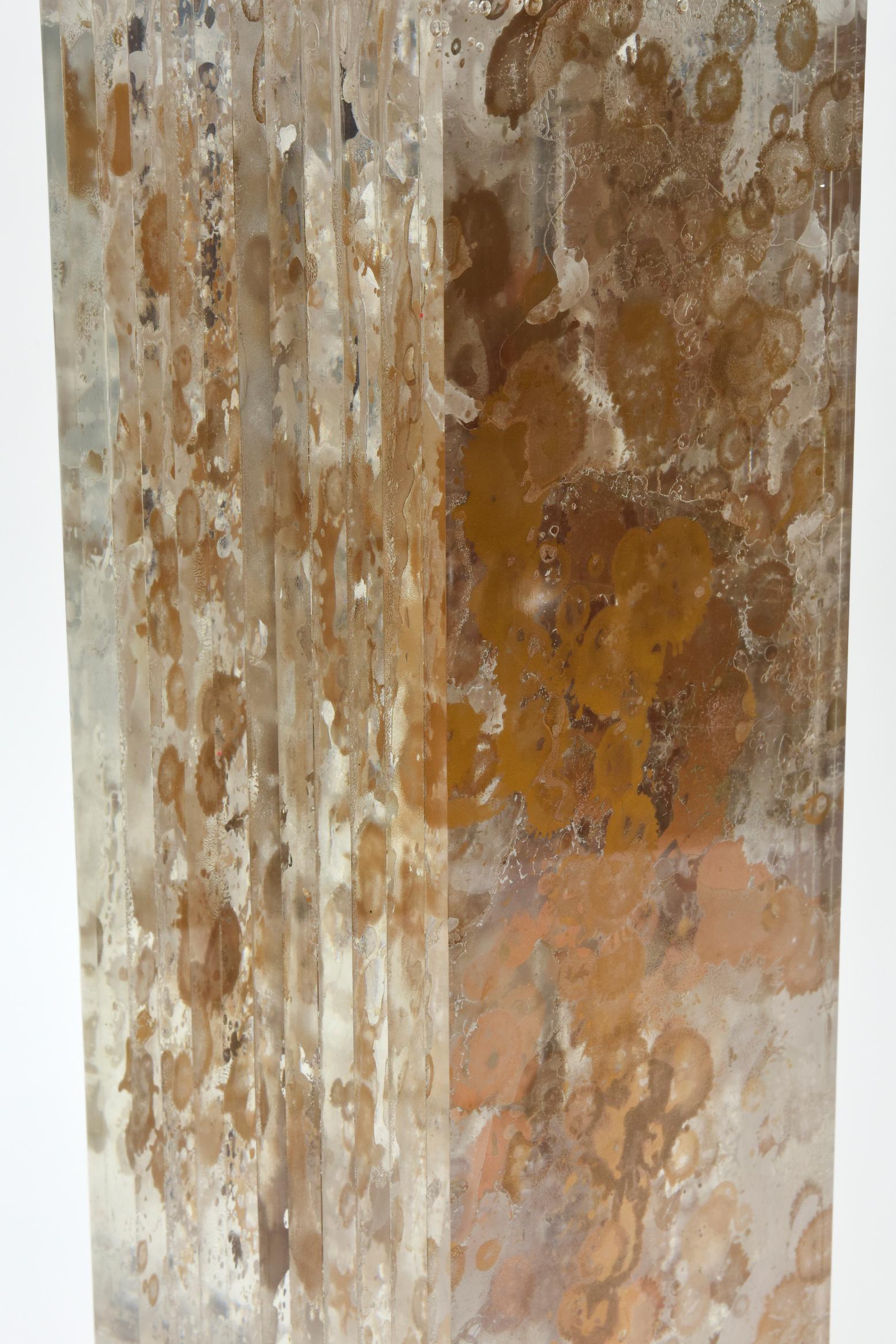Romeo Paris Vintage-Säulenlampe aus Kupfer und Blattgold mit Lucite-Intarsien, Französisch, Vintage im Angebot 4