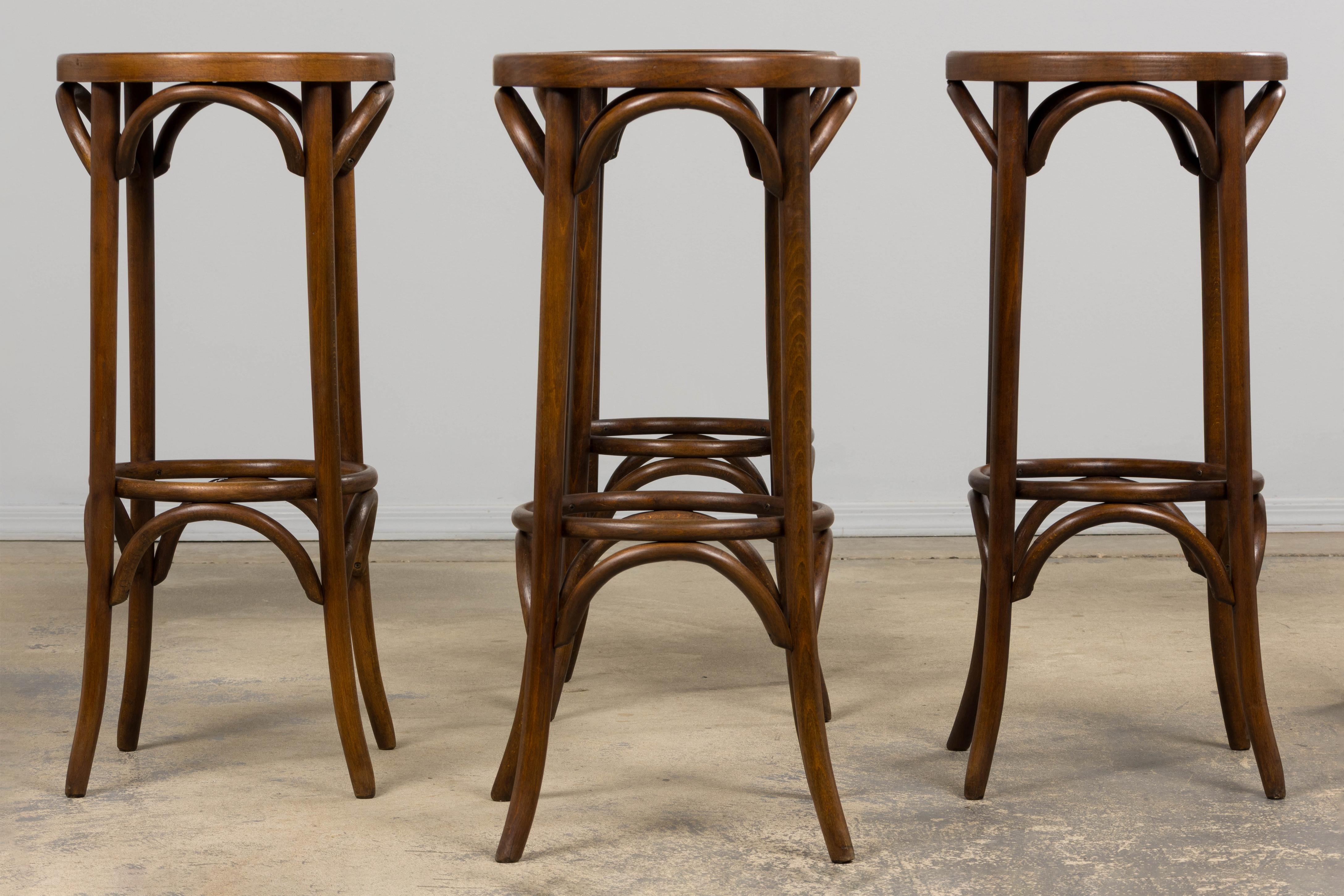 Mid-Century moderno Set di 6 sgabelli da bar francesi Thonet in bengala d'epoca in vendita