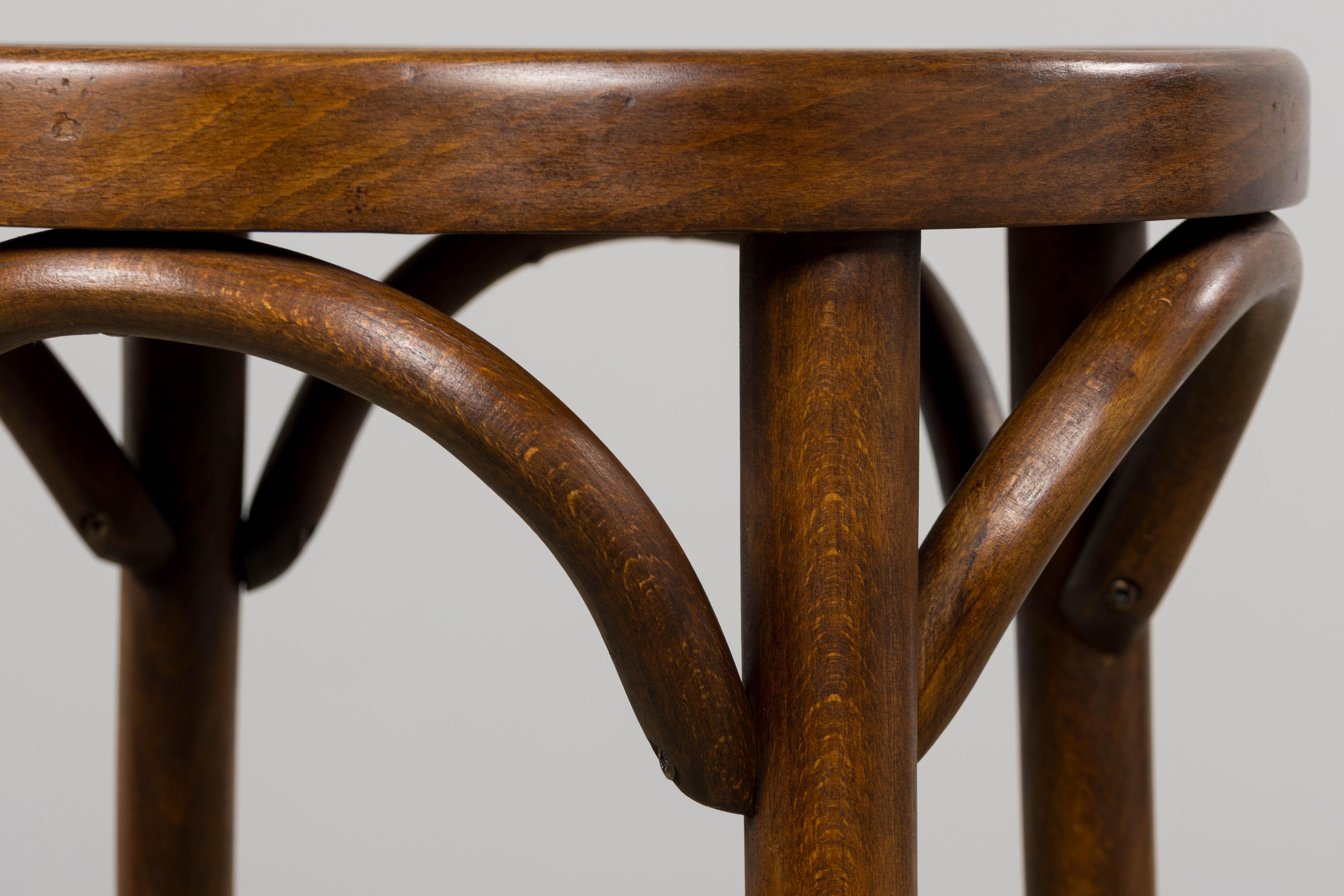 Legno curvato Set di 6 sgabelli da bar francesi Thonet in bengala d'epoca in vendita
