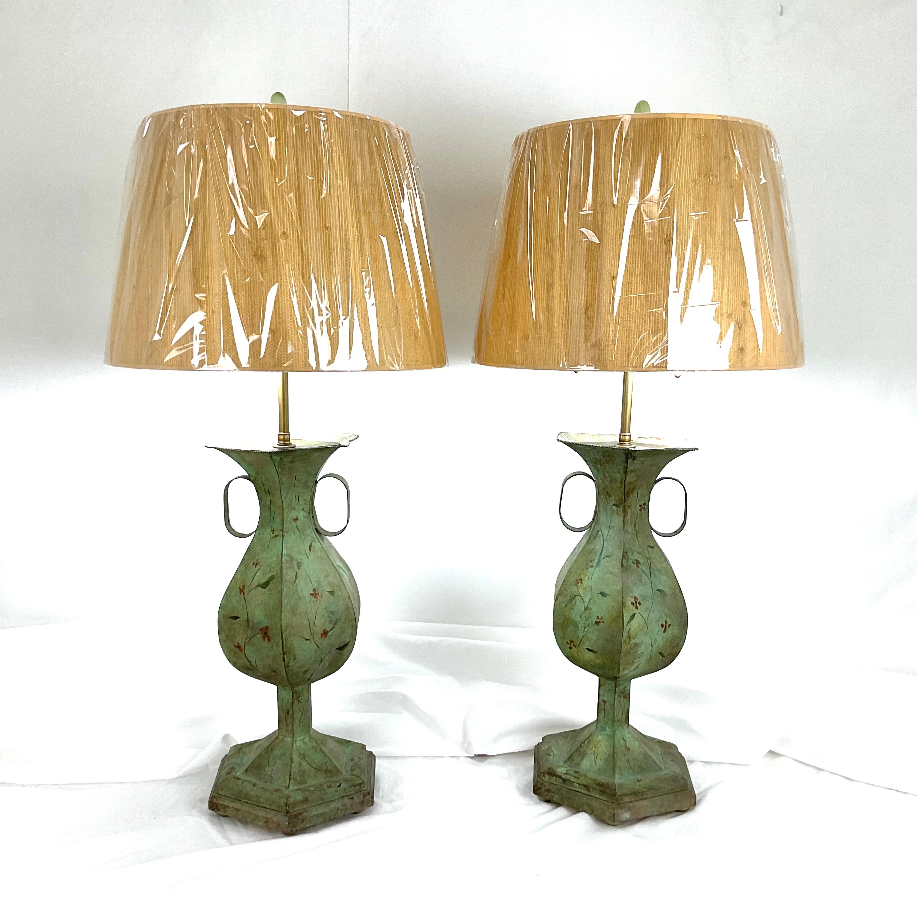 Lampes Vintage en étain (bases en bois peintes à la main) en vente 4