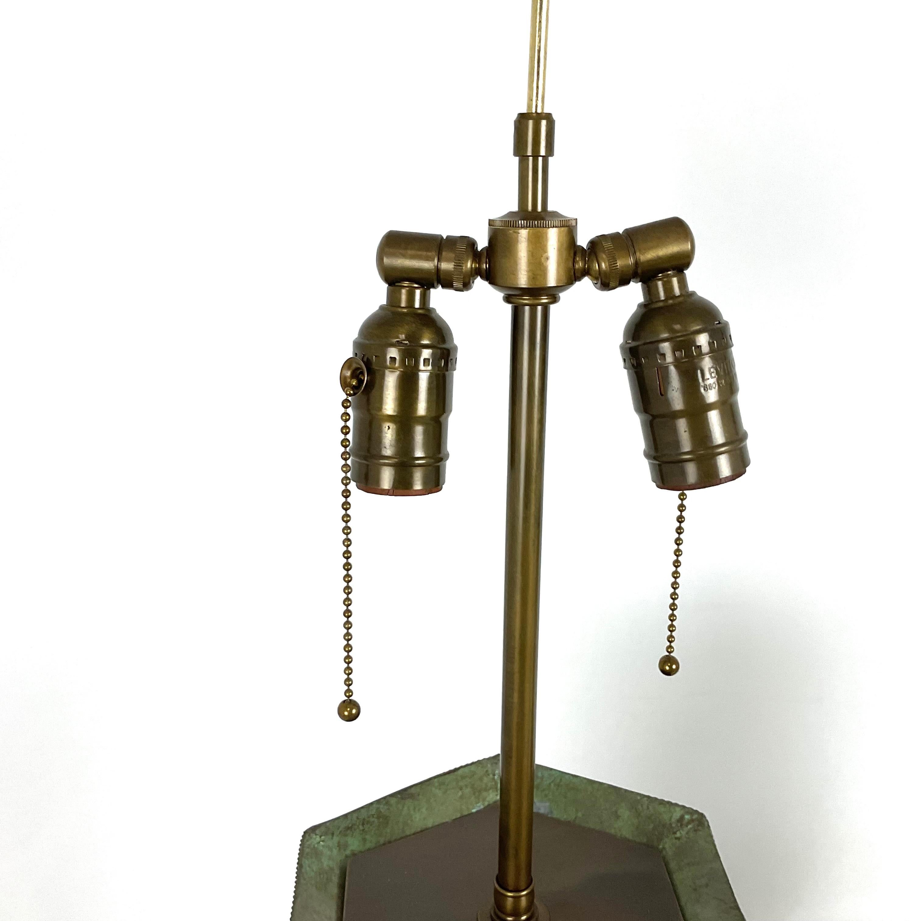 Milieu du XXe siècle Lampes Vintage en étain (bases en bois peintes à la main) en vente