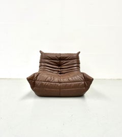 Silla francesa Togo de cuero marrón oscuro de M.Ducaroy para Ligne Roset