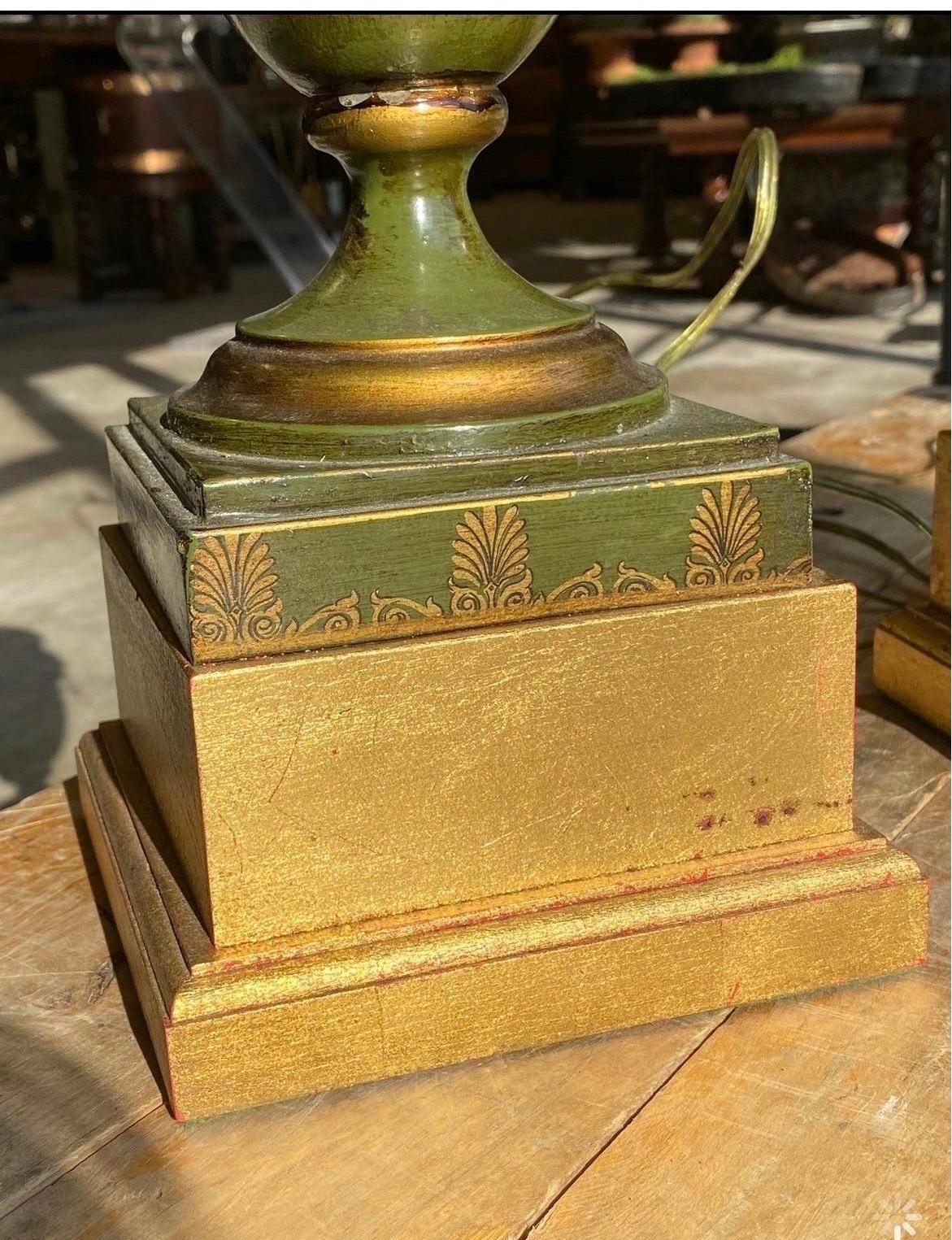 20ième siècle Paire d'urnes de chasse en tôle transformées en lampes de table en vente
