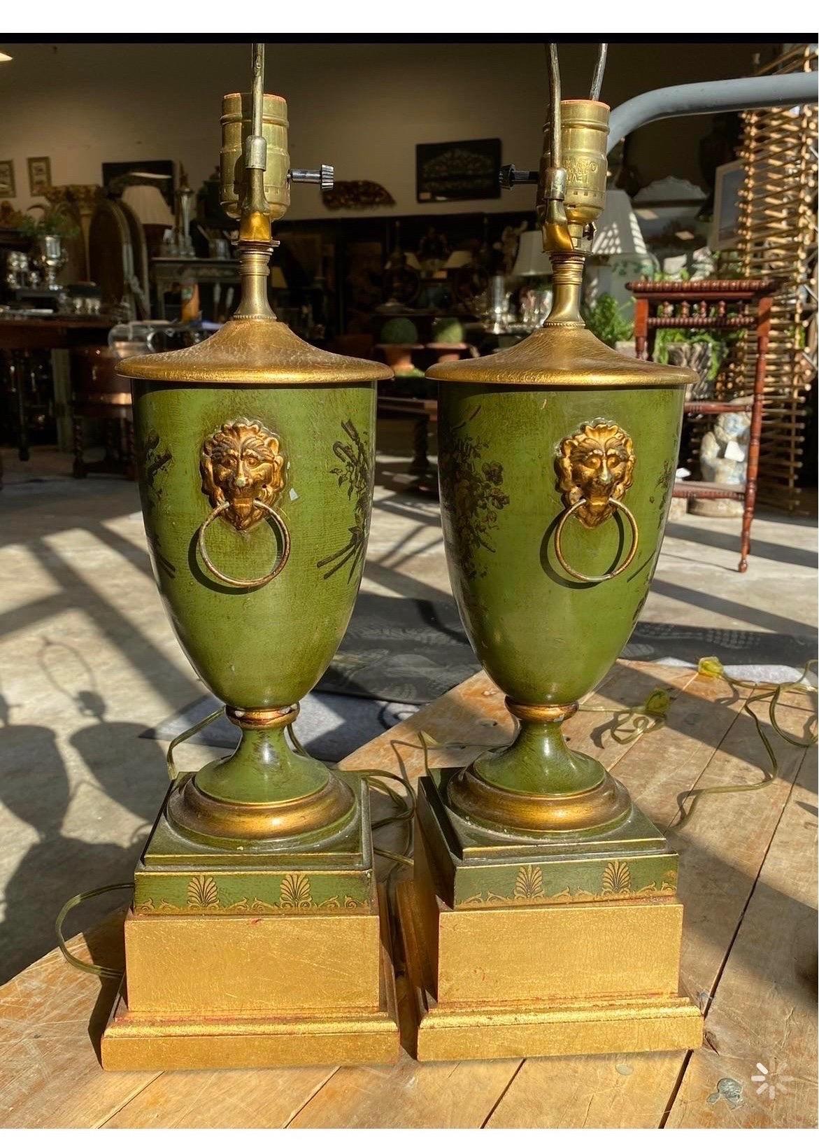 Paire d'urnes de chasse en tôle transformées en lampes de table en vente 2