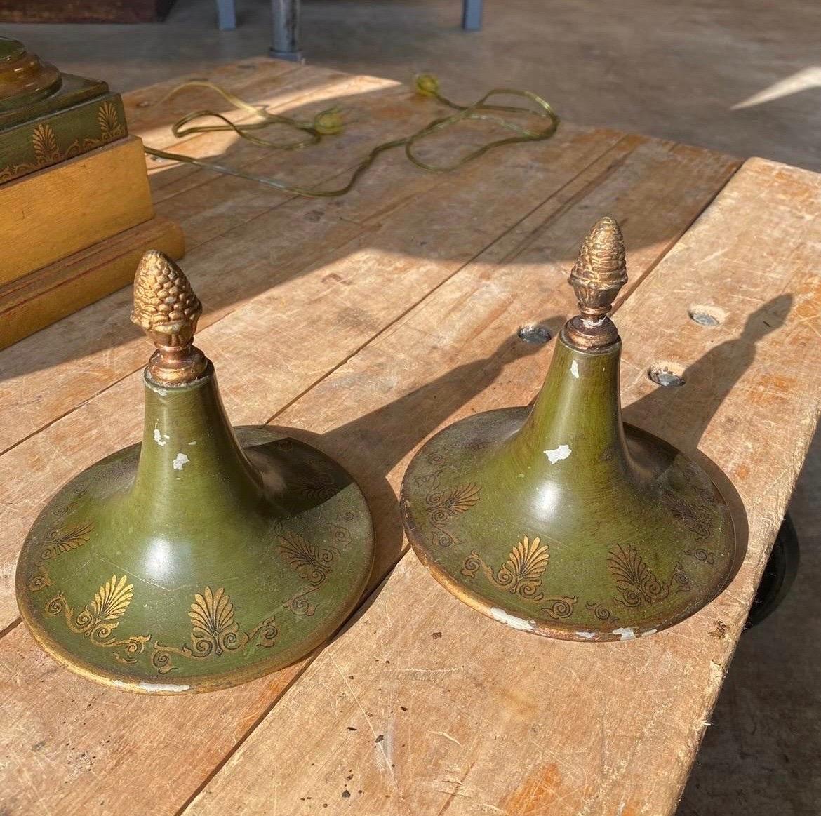 Paire d'urnes de chasse en tôle transformées en lampes de table en vente 4