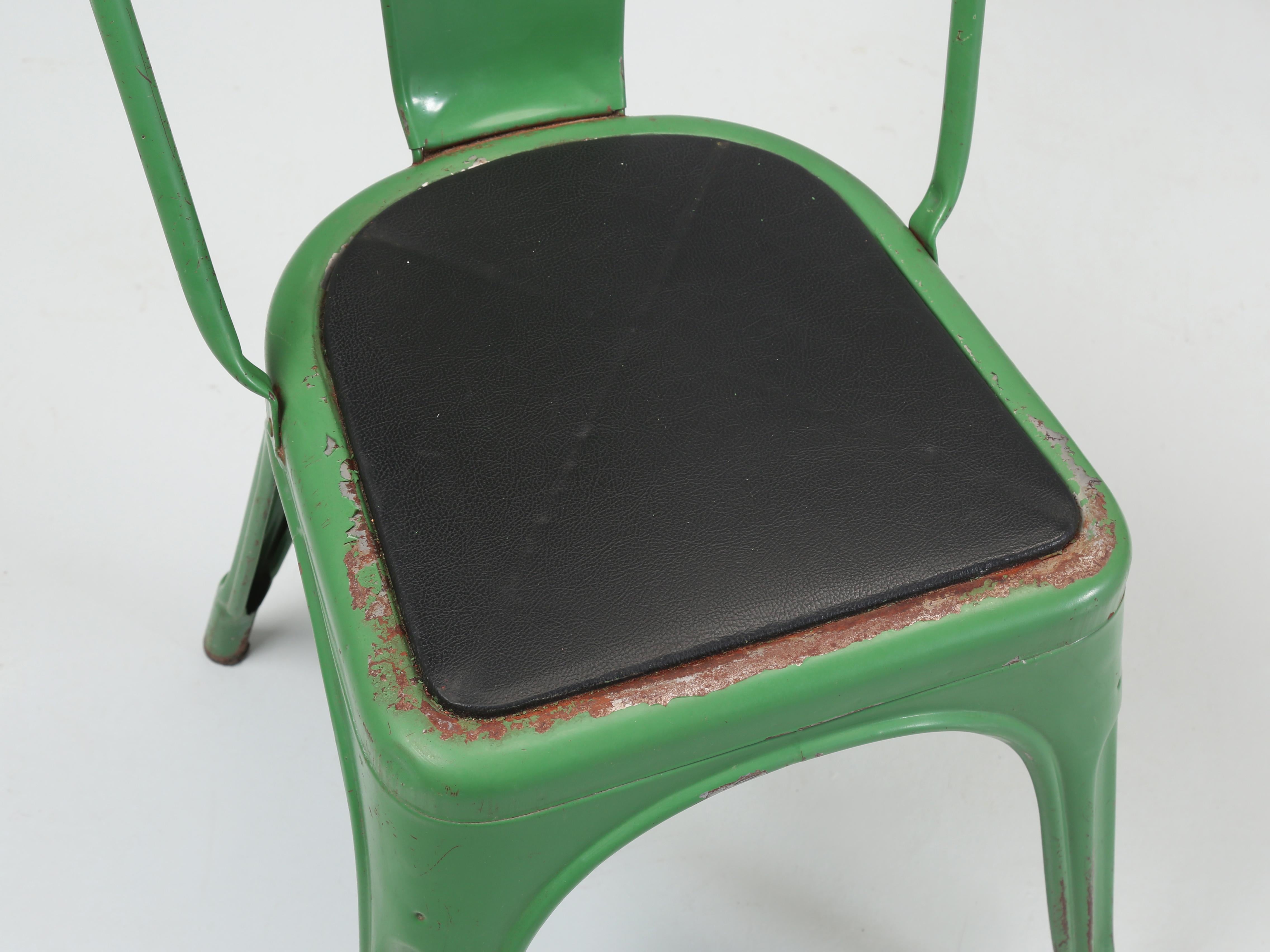 Vintage francés Tolix Romarin Verde Sillas apilables Asientos de vinilo negro Juego de (4) en venta 2