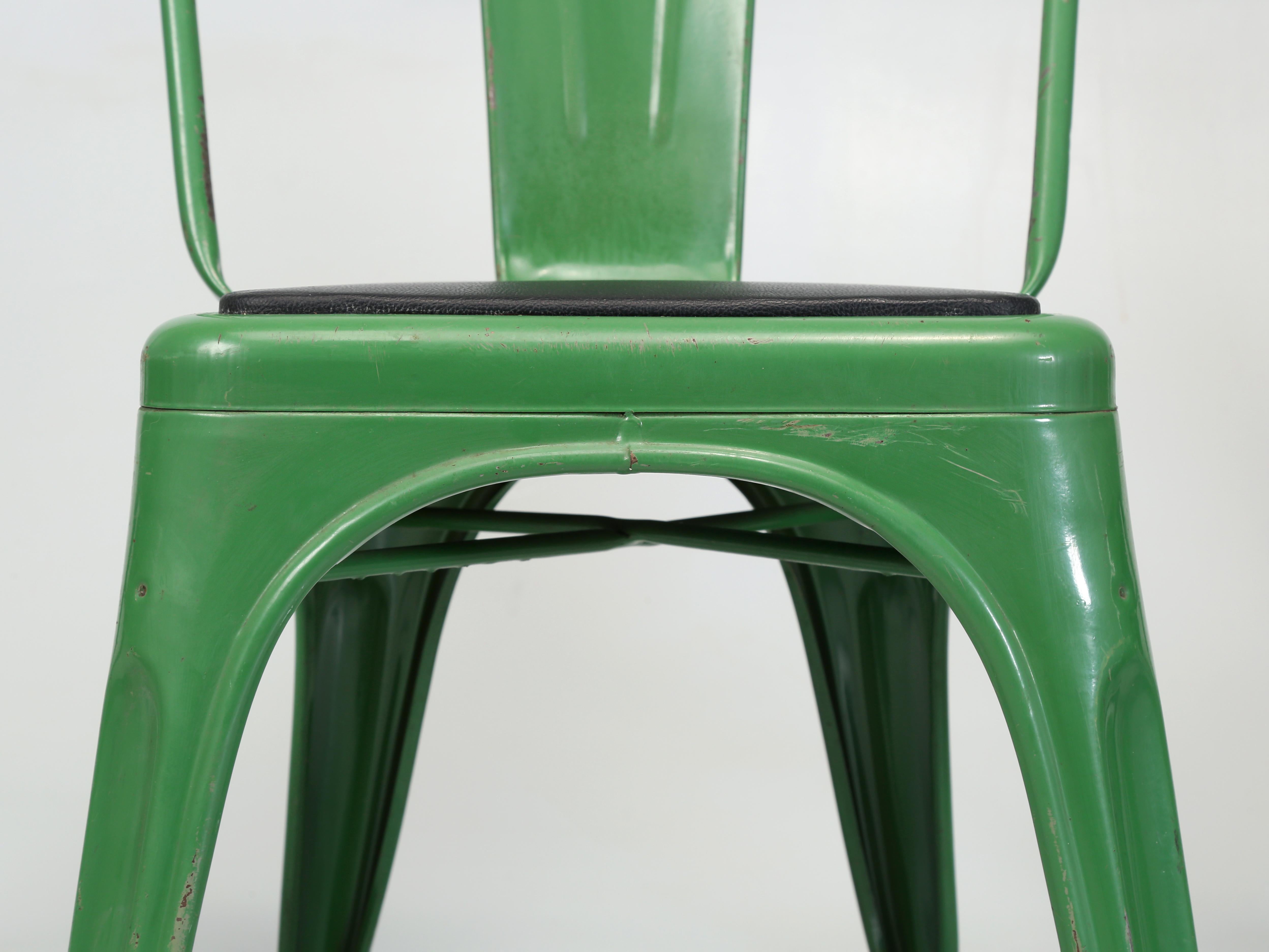 Vintage francés Tolix Romarin Verde Sillas apilables Asientos de vinilo negro Juego de (4) en venta 4