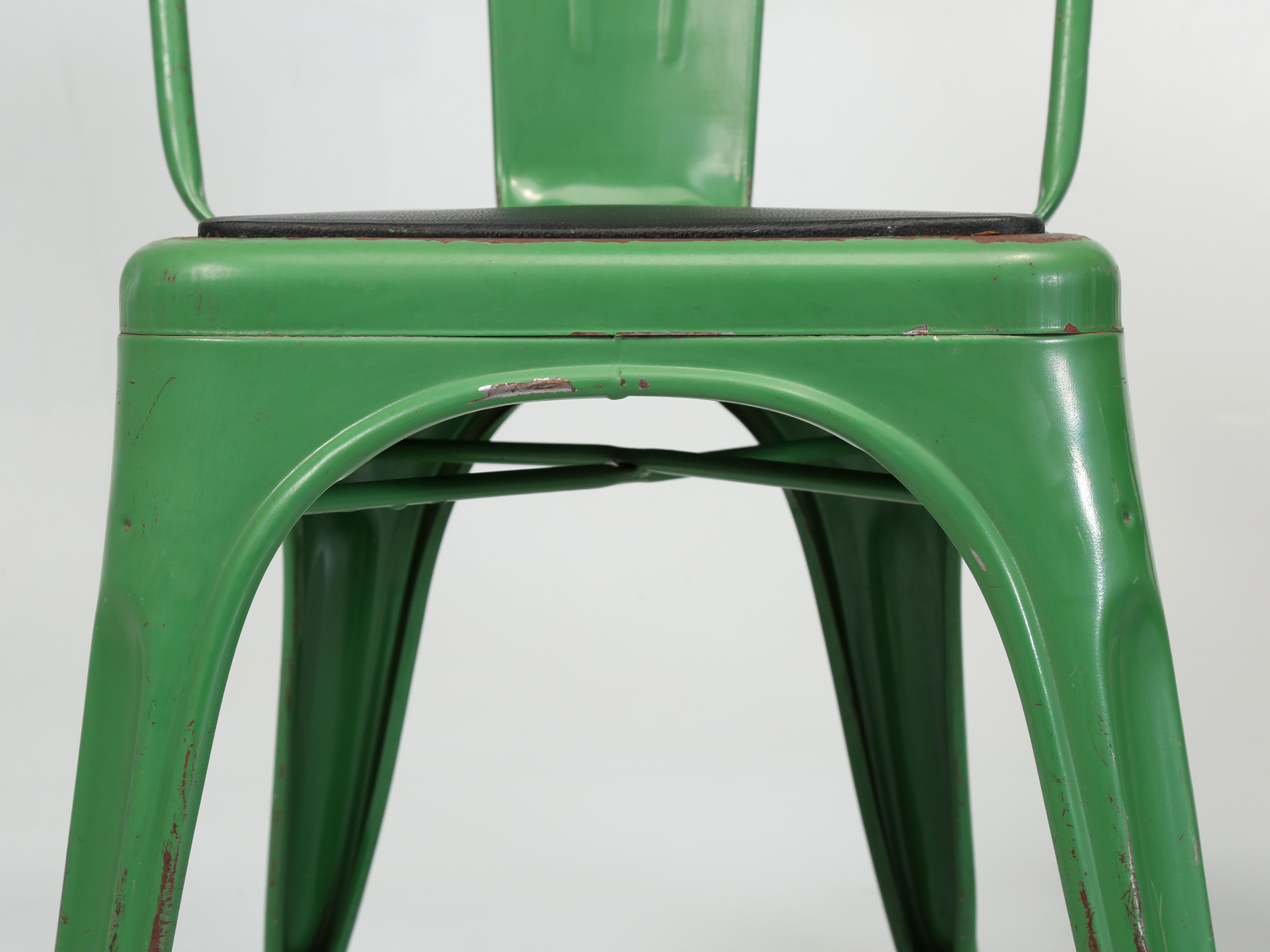 Vintage francés Tolix Romarin Verde Sillas apilables Asientos de vinilo negro Juego de (4) en venta 5