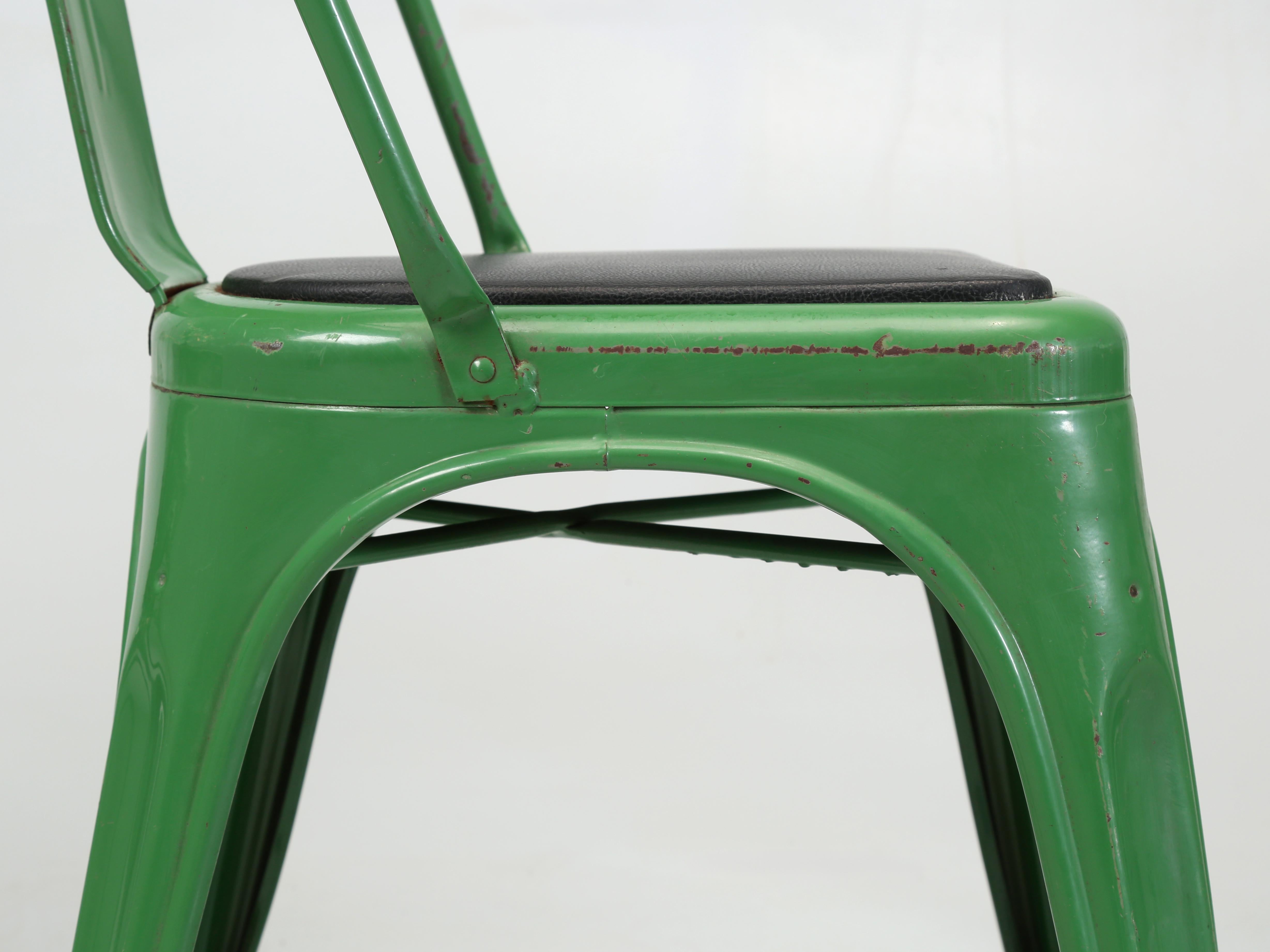 Vintage francés Tolix Romarin Verde Sillas apilables Asientos de vinilo negro Juego de (4) en venta 6