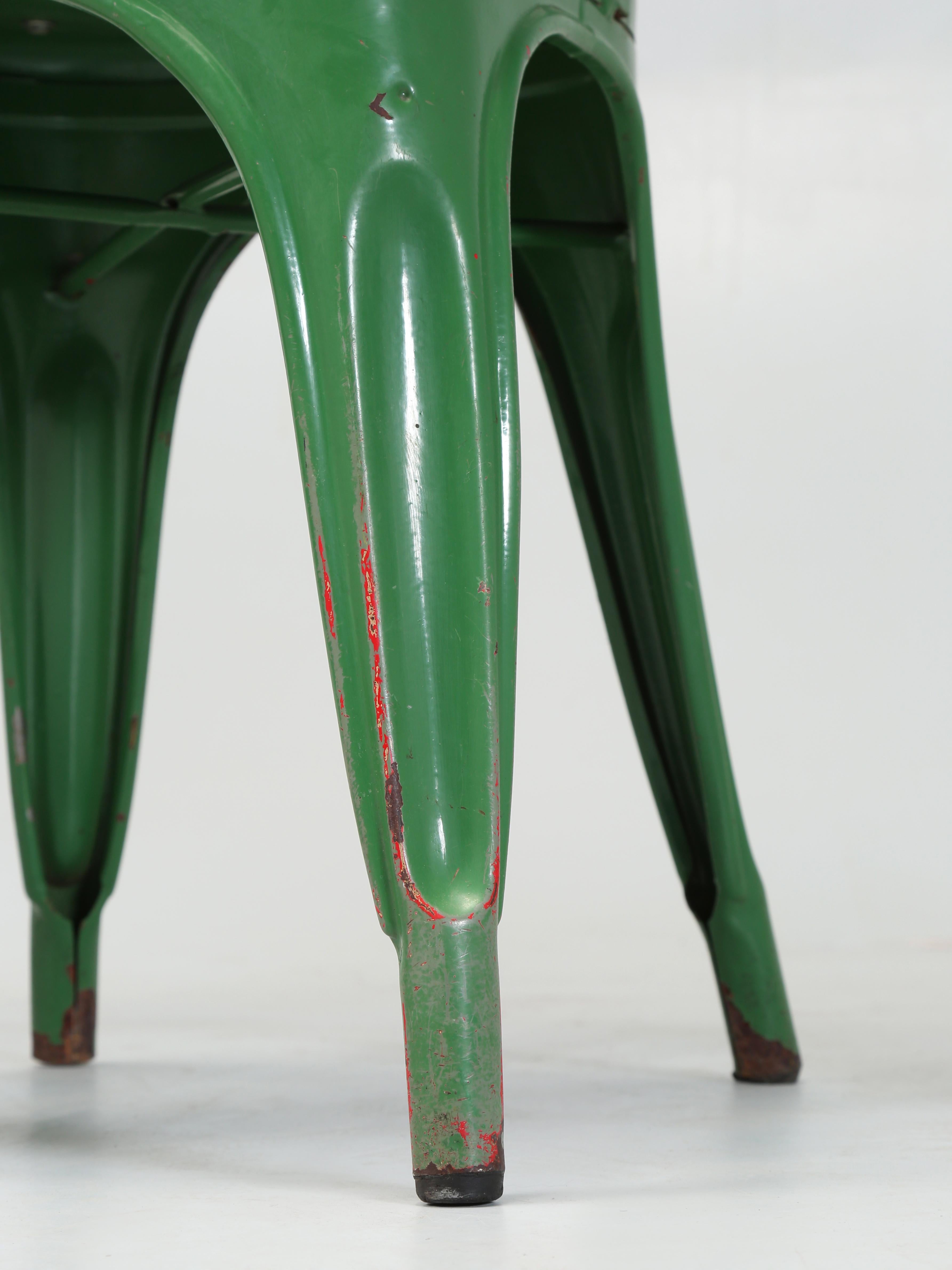 Vintage francés Tolix Romarin Verde Sillas apilables Asientos de vinilo negro Juego de (4) en venta 10