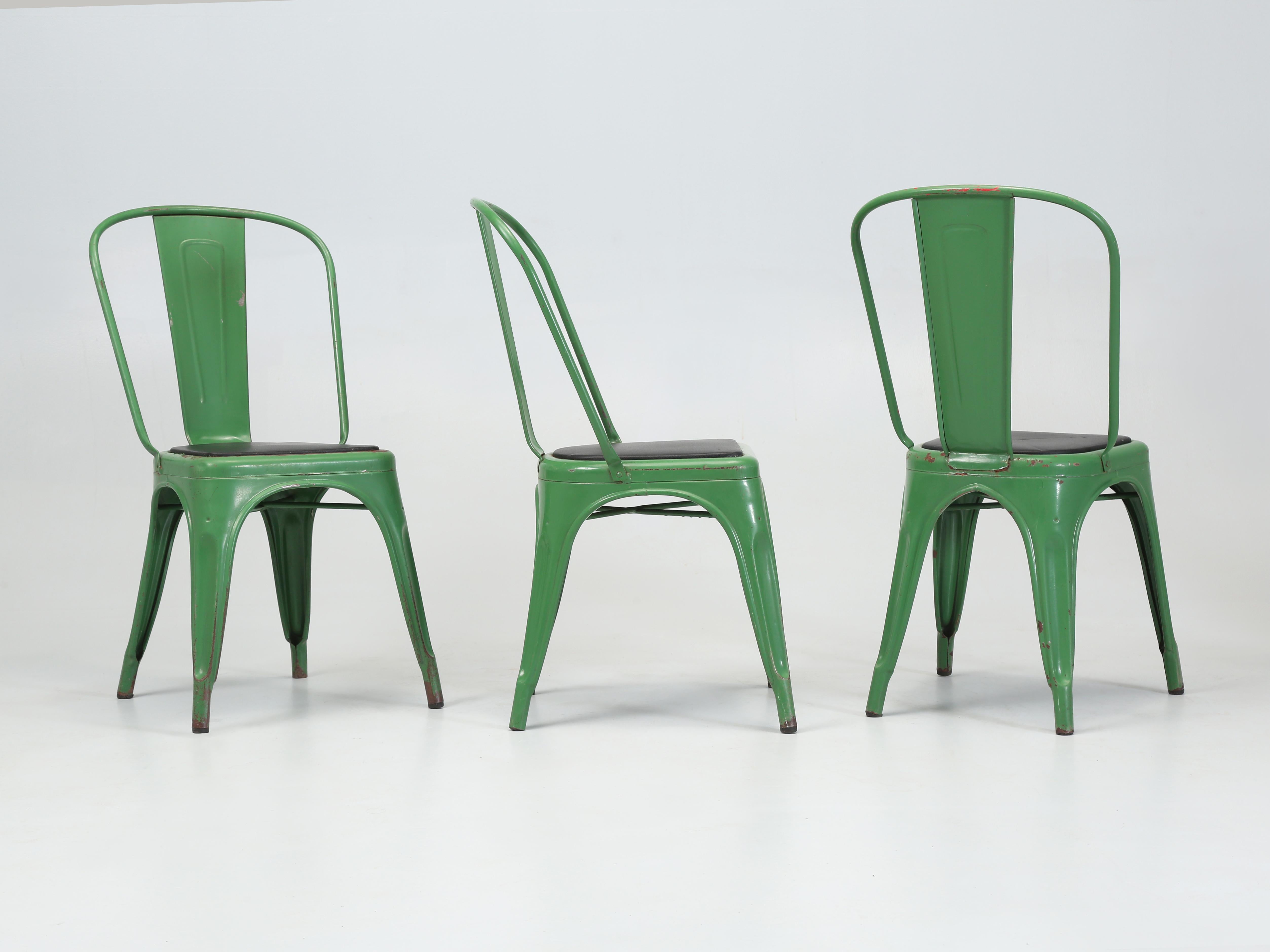 Sillas apilables francesas vintage de acero Tolix en un juego de 4 sillas Tolix con el inusual cojín de asiento acolchado de vinilo. Suponemos que este conjunto de 4 Sillas Tolix tiene más de 50 años y sí, muestran su edad. Actualmente tenemos unas