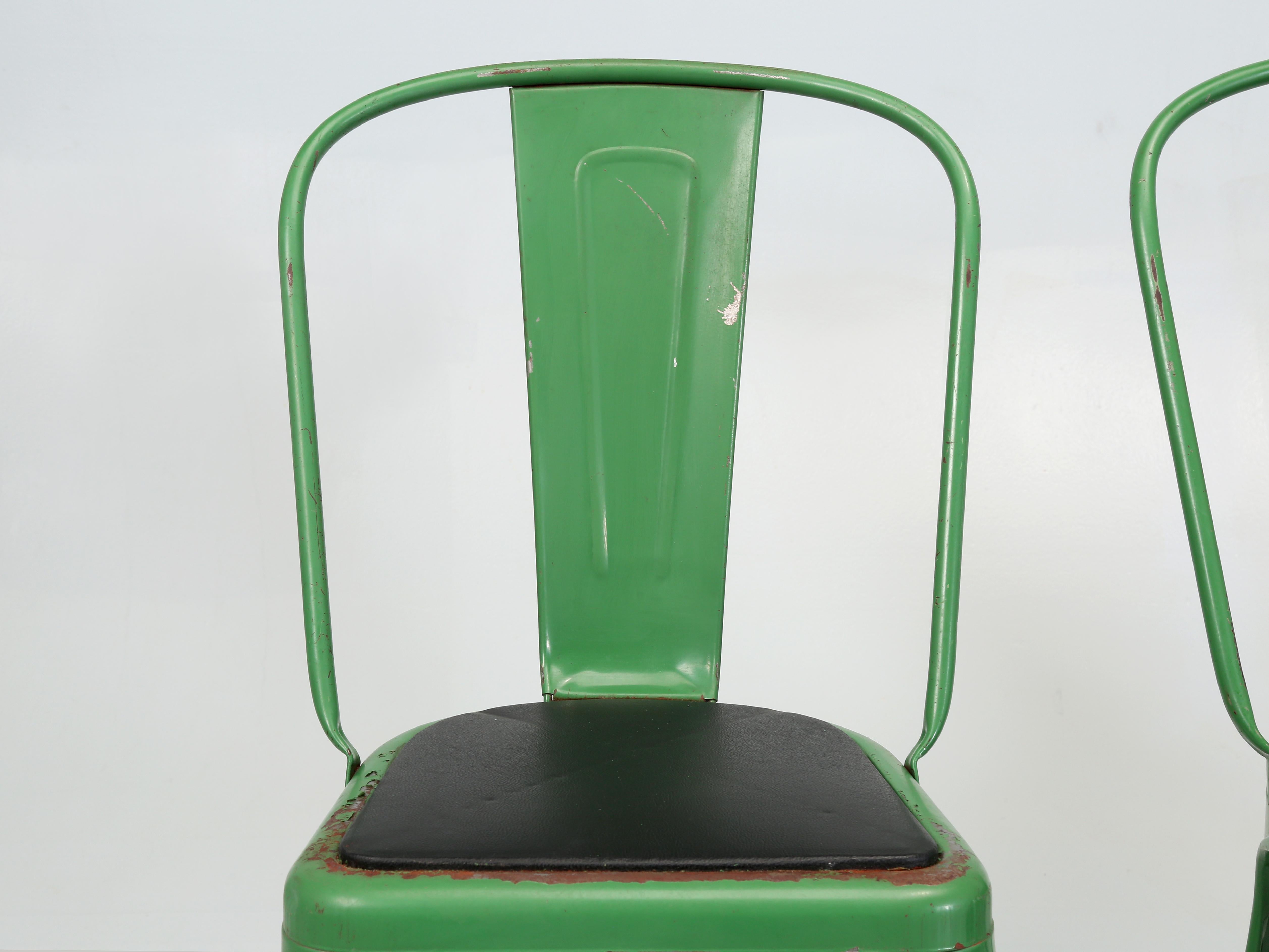 Vintage francés Tolix Romarin Verde Sillas apilables Asientos de vinilo negro Juego de (4) Pintado a mano en venta