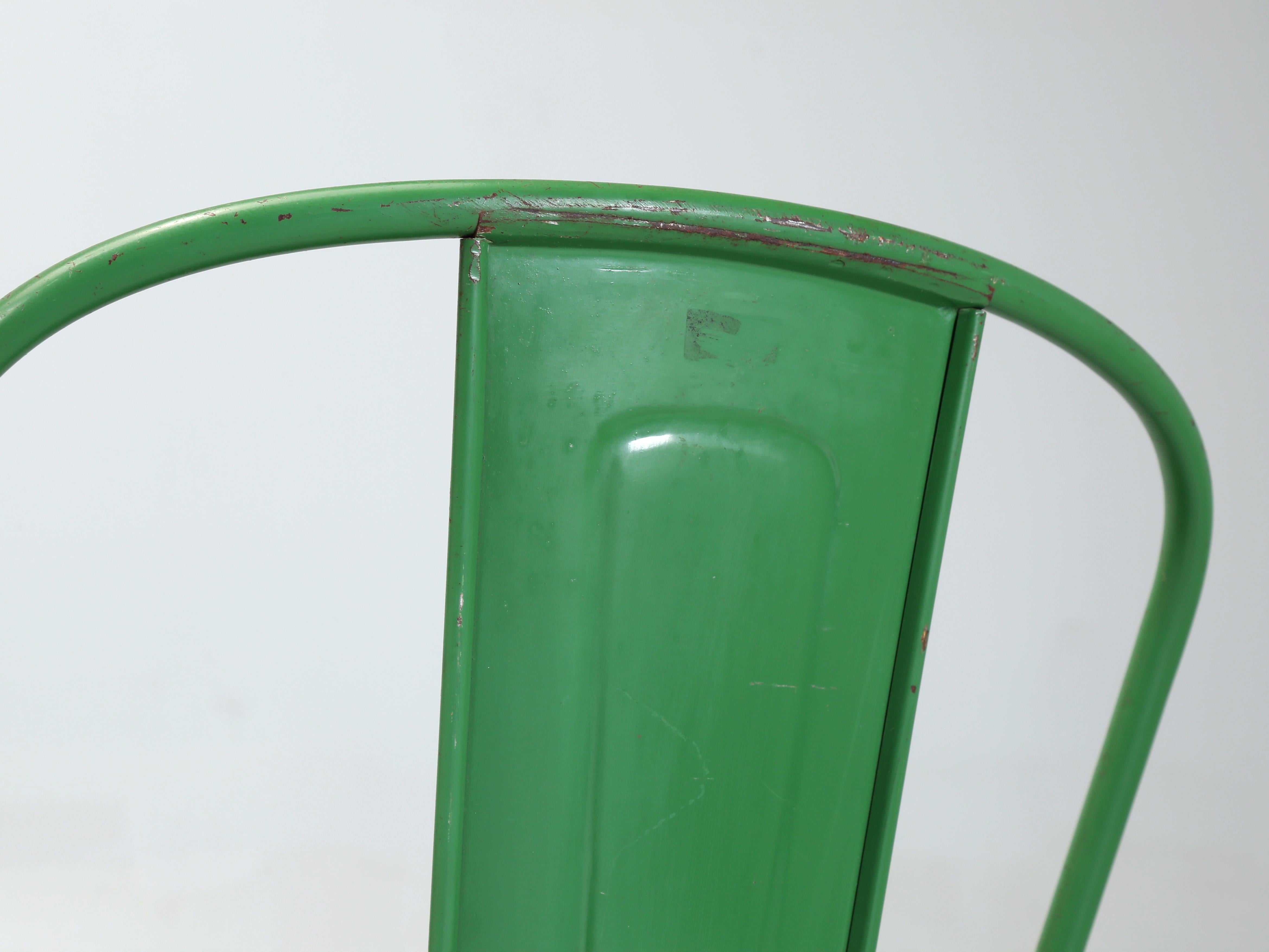 Vintage francés Tolix Romarin Verde Sillas apilables Asientos de vinilo negro Juego de (4) mediados del siglo XX en venta