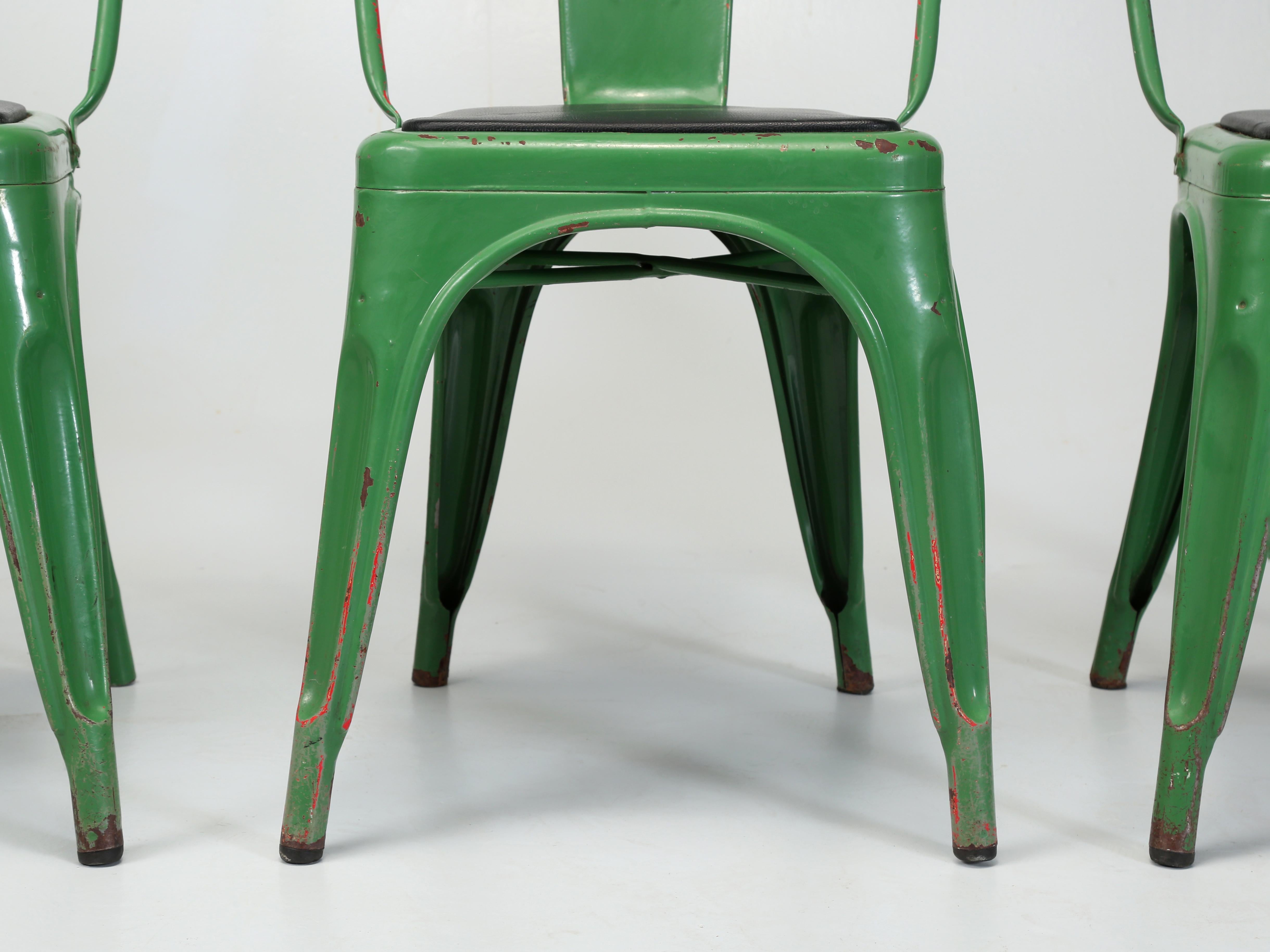 Vintage francés Tolix Romarin Verde Sillas apilables Asientos de vinilo negro Juego de (4) en venta 9