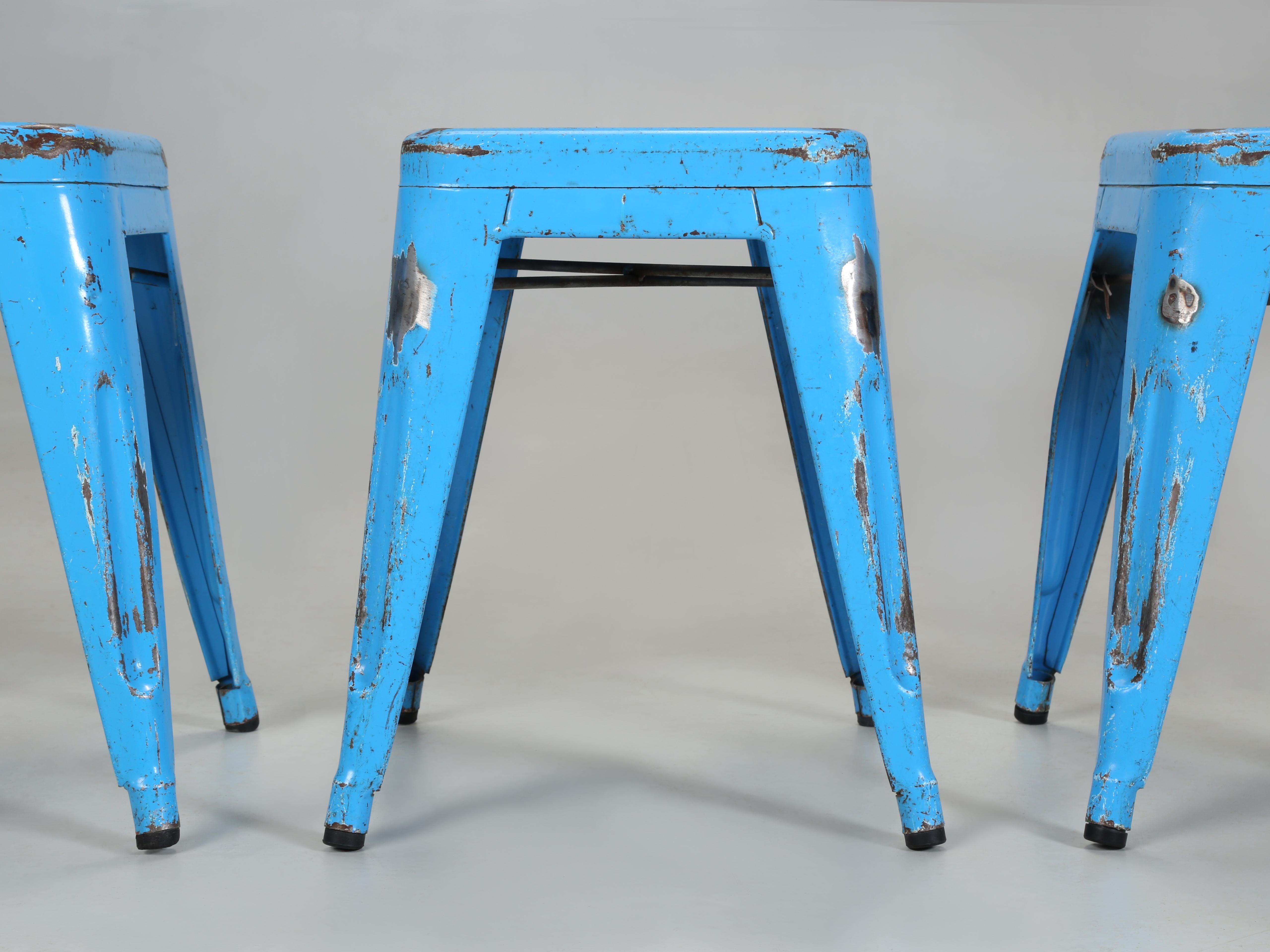 Vintage French Tolix Set of (4) Dining Table Height Stools in Distressed  Paint In Good Condition For Sale In Chicago, IL