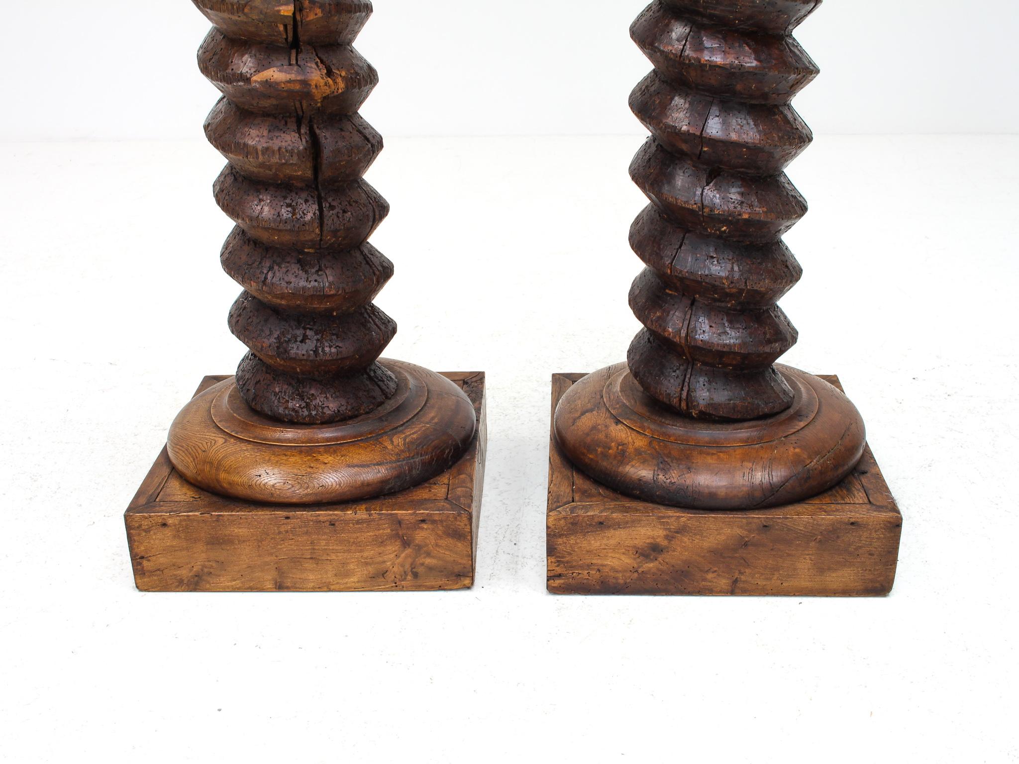 Französische gedrechselte Säulensockelsockel im Vintage-Stil, erinnert an Charles Dudouyt im Angebot 3