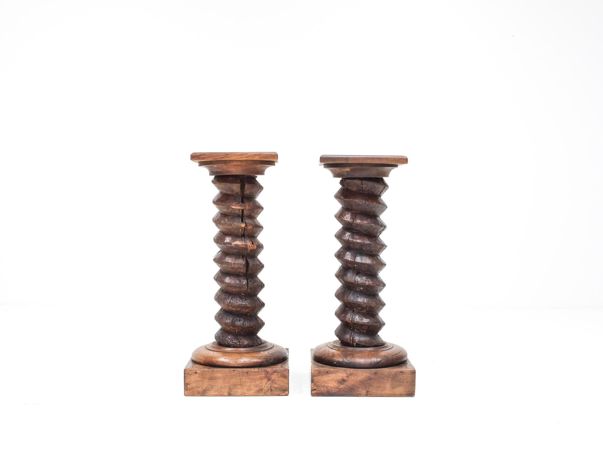 Französische gedrechselte Säulensockelsockel im Vintage-Stil, erinnert an Charles Dudouyt (Moderne der Mitte des Jahrhunderts) im Angebot