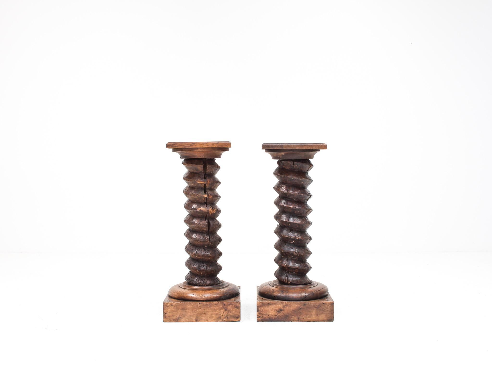 Französische gedrechselte Säulensockelsockel im Vintage-Stil, erinnert an Charles Dudouyt im Angebot 1