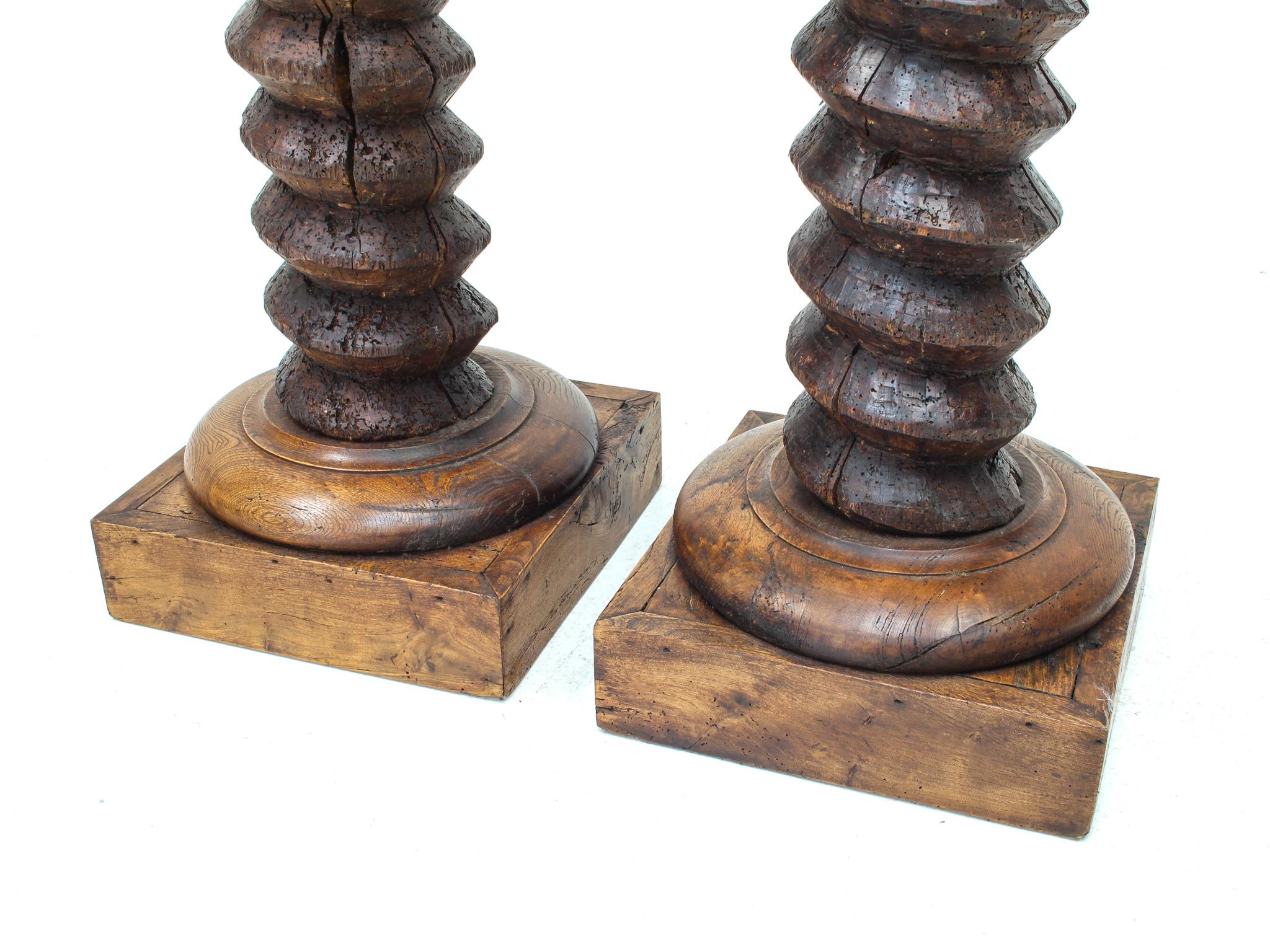 Französische gedrechselte Säulensockelsockel im Vintage-Stil, erinnert an Charles Dudouyt im Angebot 2