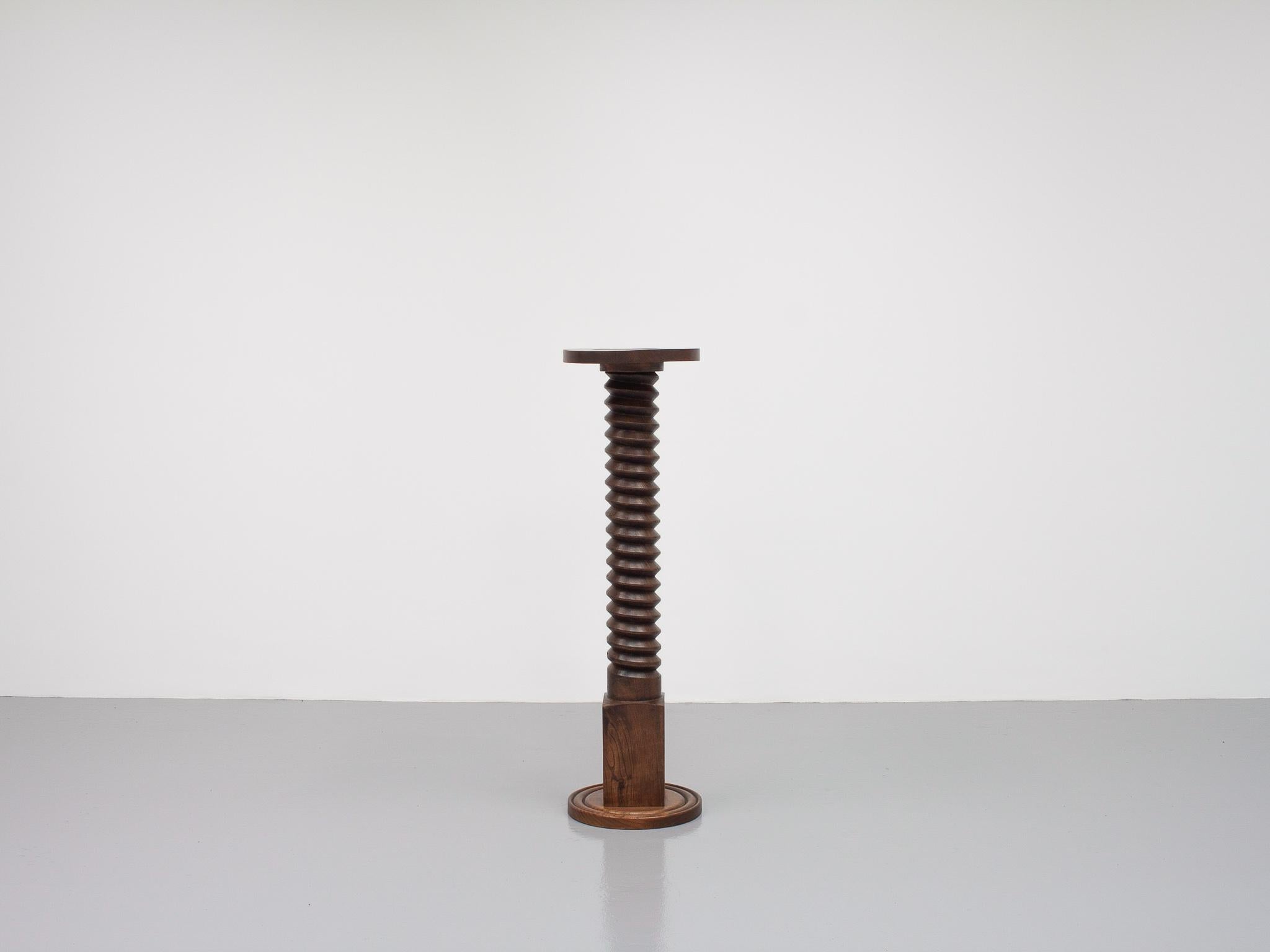 Mid-Century Modern Vieux socle à vis à colonne tourné français, rappelant Charles Dudouyt en vente