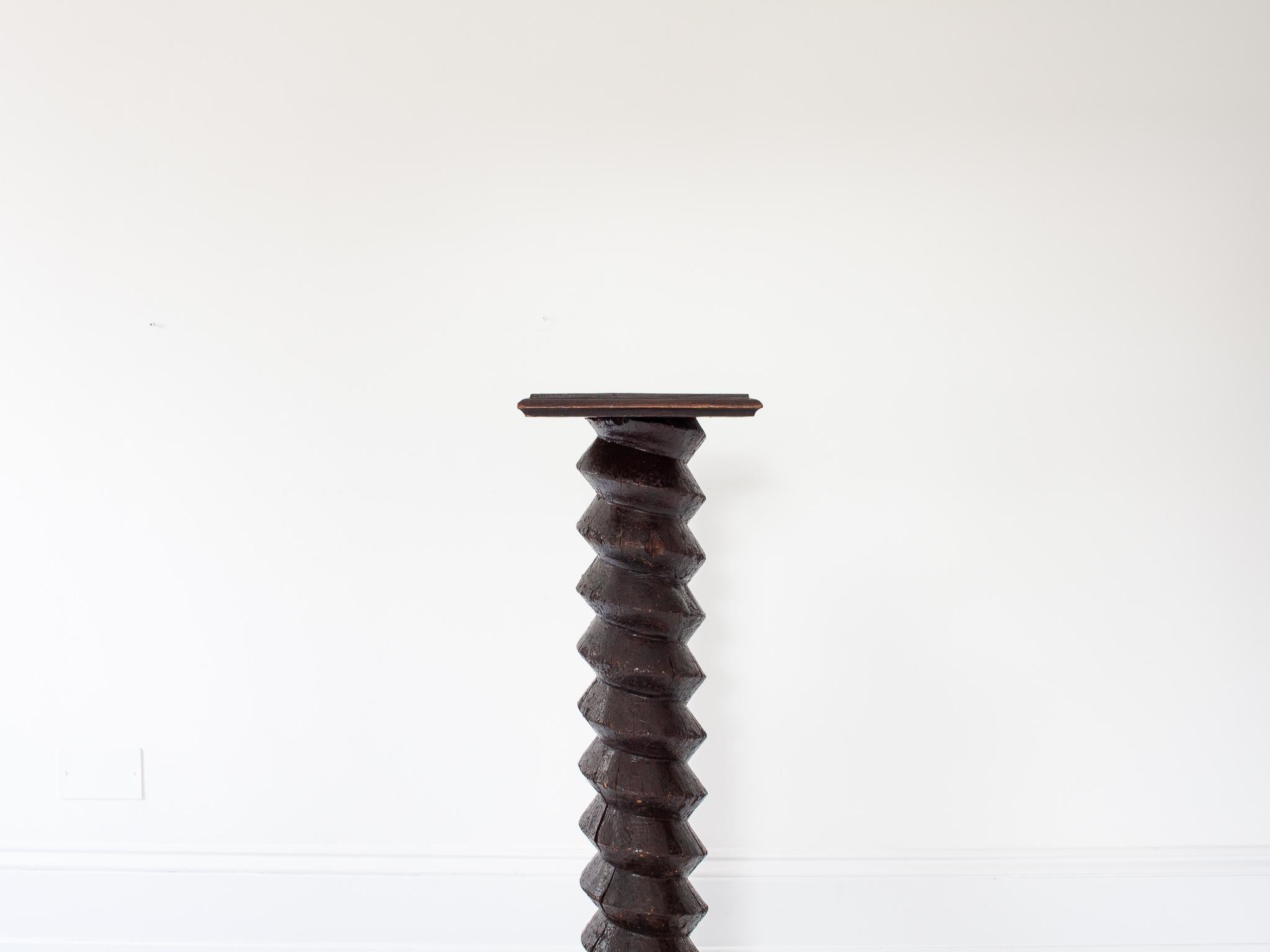 Legno Colonna tornita francese d'epoca con zoccolo a vite, che ricorda Charles Dudouyt in vendita