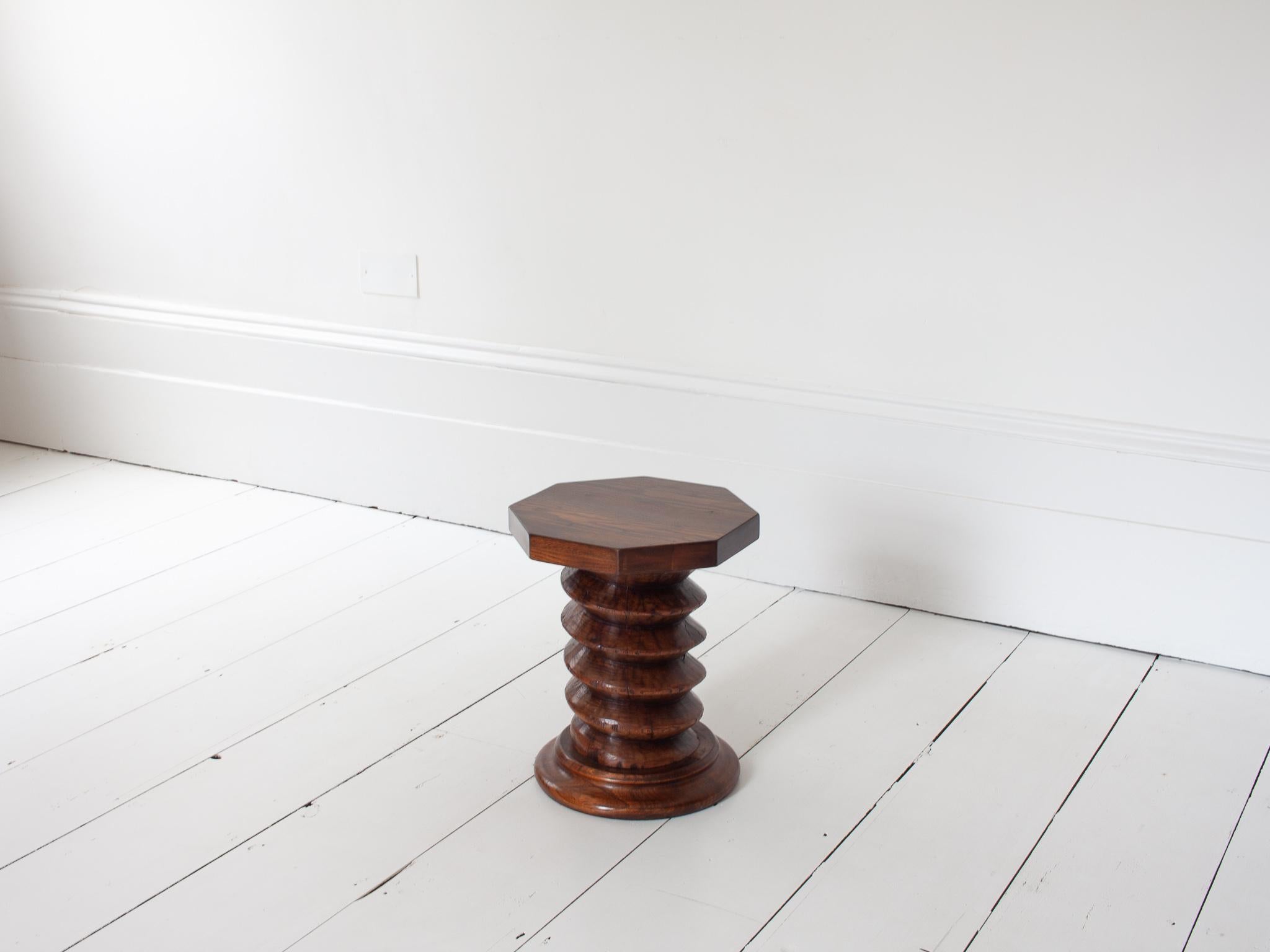 Mesa auxiliar de columna torneada francesa vintage, reminiscencia de Charles Dudouyt en venta 3