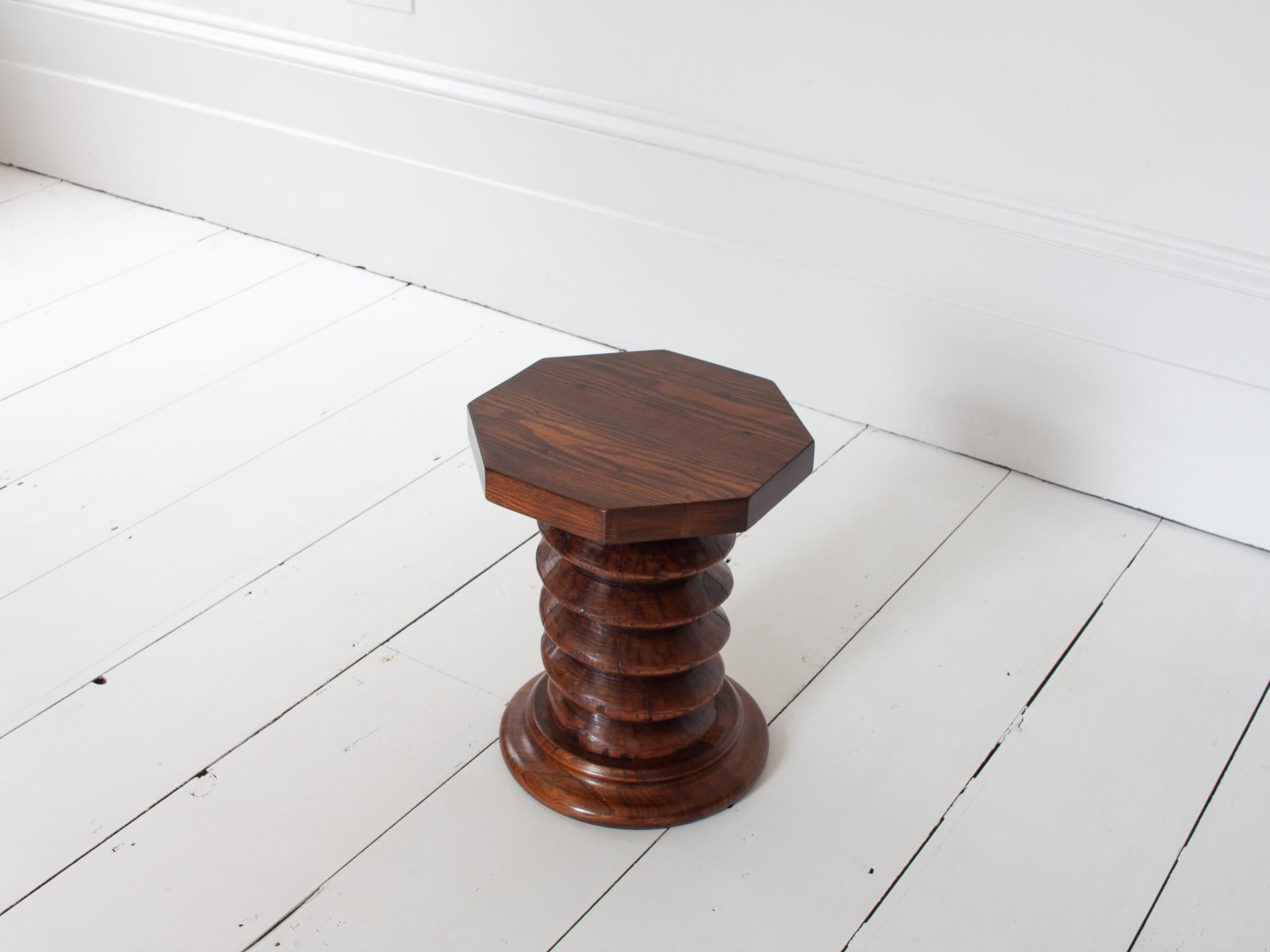 Mesa auxiliar de columna torneada francesa vintage, reminiscencia de Charles Dudouyt en venta 4