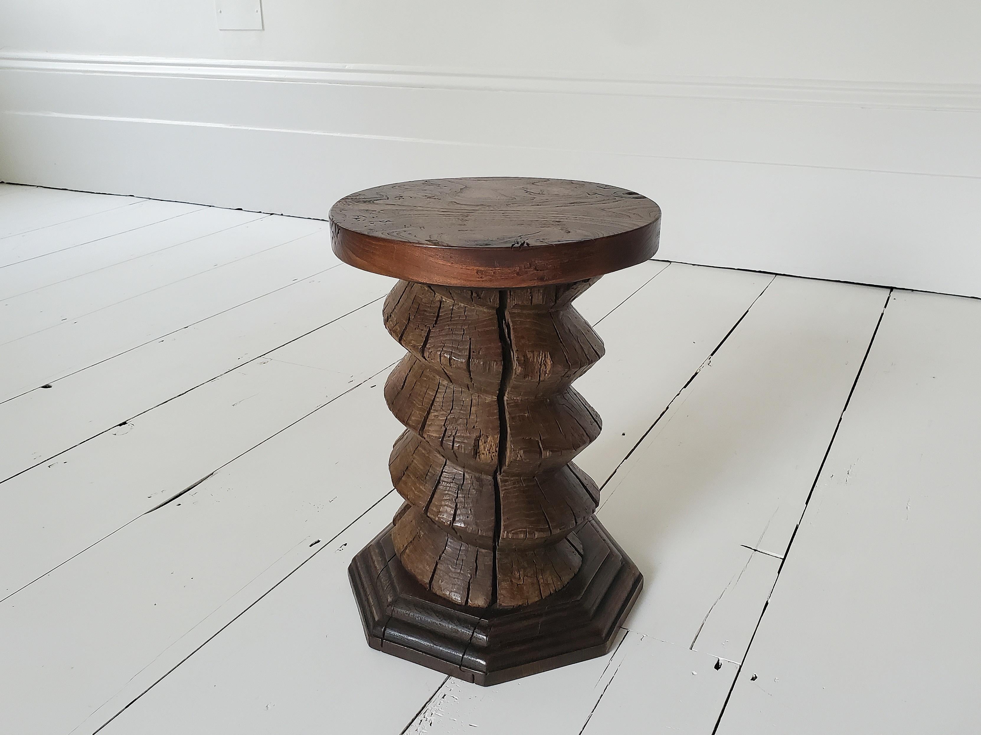 Table d'appoint française à colonnes tournées, rappelant Charles Dudouyt en vente 6