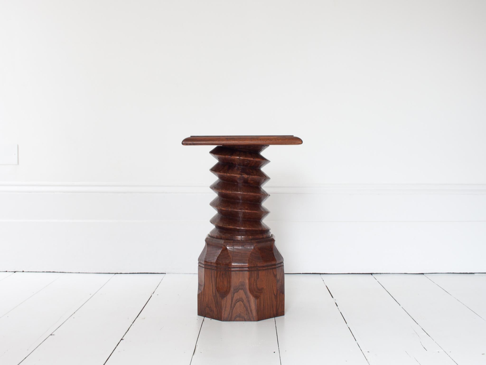 Mesa francesa vintage de columna torneada con pedestal, reminiscencia de Charles Dudouyt.

Mesa francesa de pedestal con pie de tornillo de columna torneada, tablero cuadrado y base original de prensa de vino, que recuerda los diseños de Charles