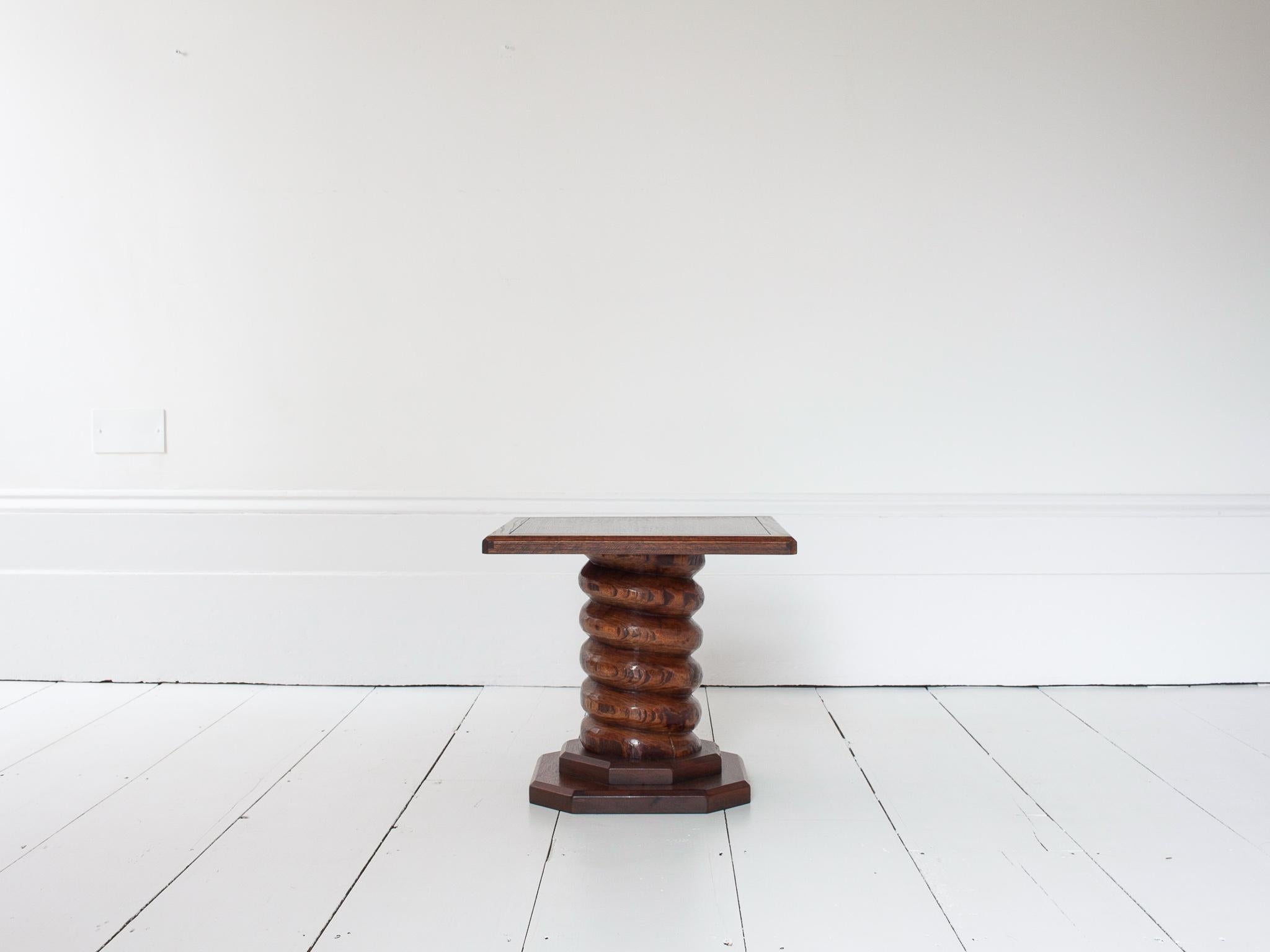 Mesa francesa vintage de columna torneada con pedestal, reminiscencia de Charles Dudouyt.

Mesa francesa de pedestal con columna torneada y tapa cuadrada, que recuerda a los diseños de Charles Dudouyt.  La forma de mesa data probablemente de